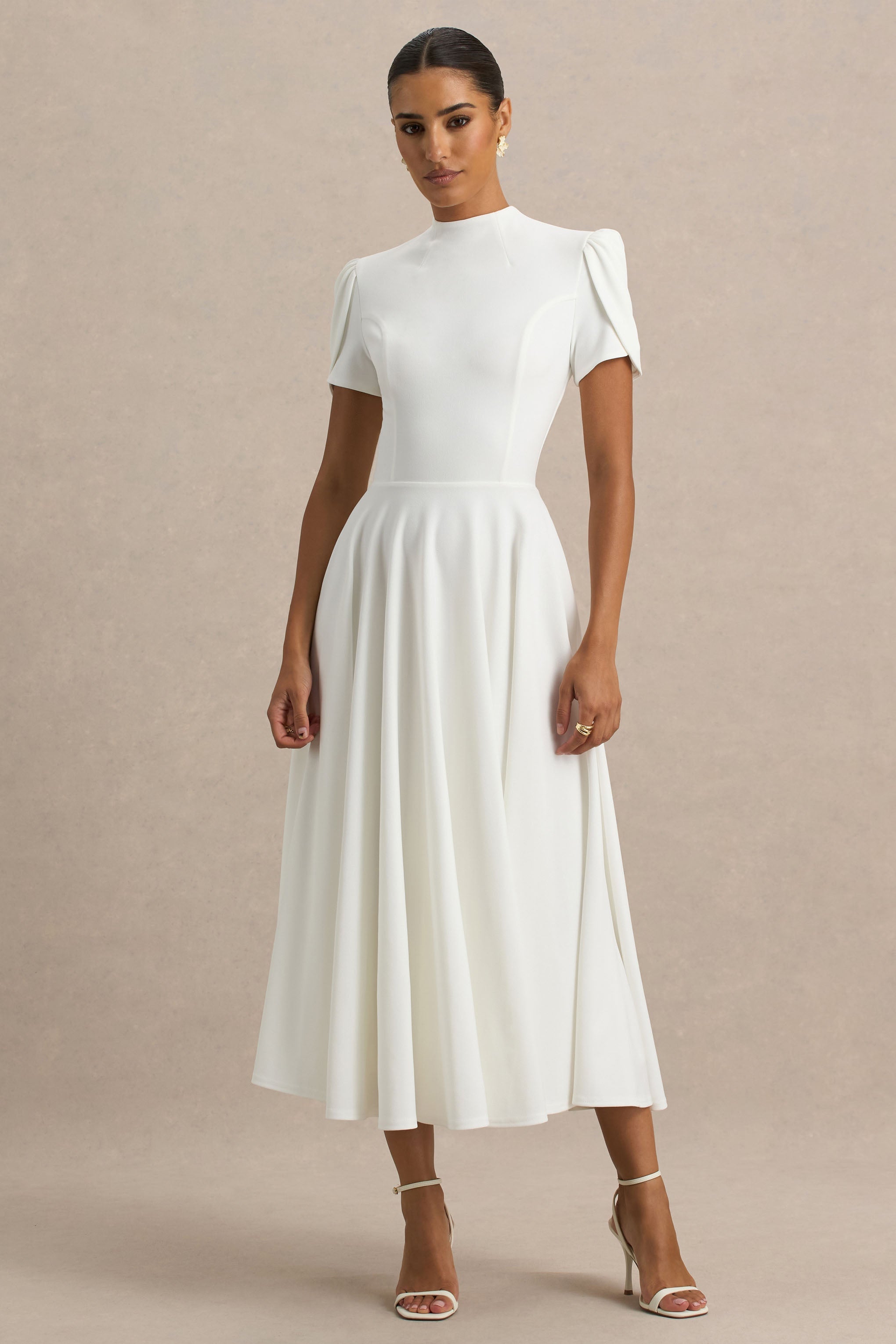 Vicky | Weißes Midikleid mit hohem Ausschnitt und Puffärmeln.