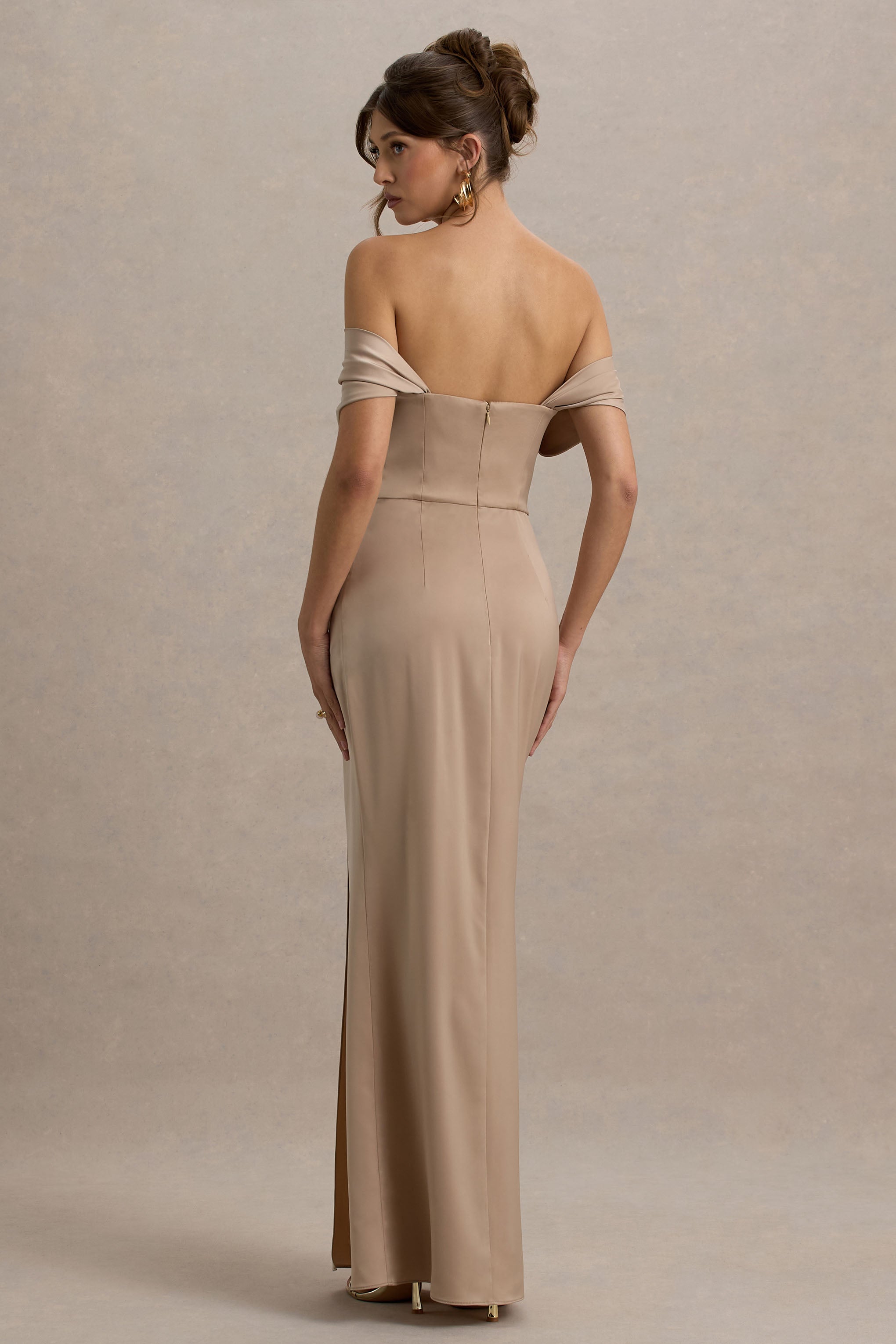 Annie | Champagnerfarbenes Satin-Bardot-Maxikleid mit Wickelrock und Seitenschlitz
