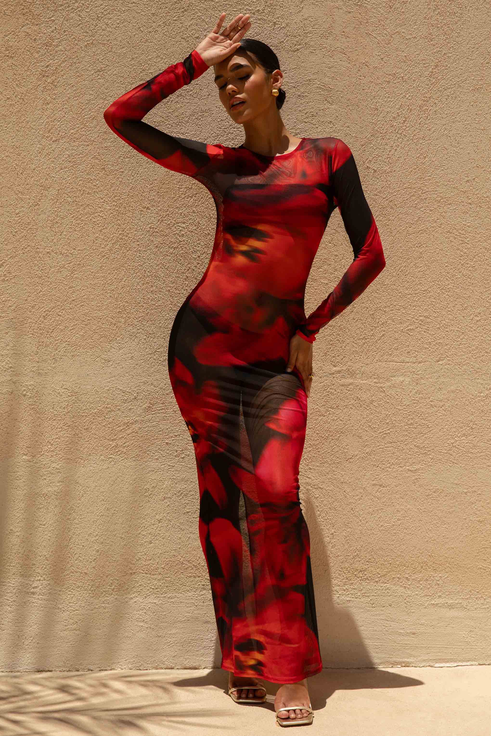 Marcy | Rot-schwarzes Maxikleid mit Blumenmuster und hohem Kragen