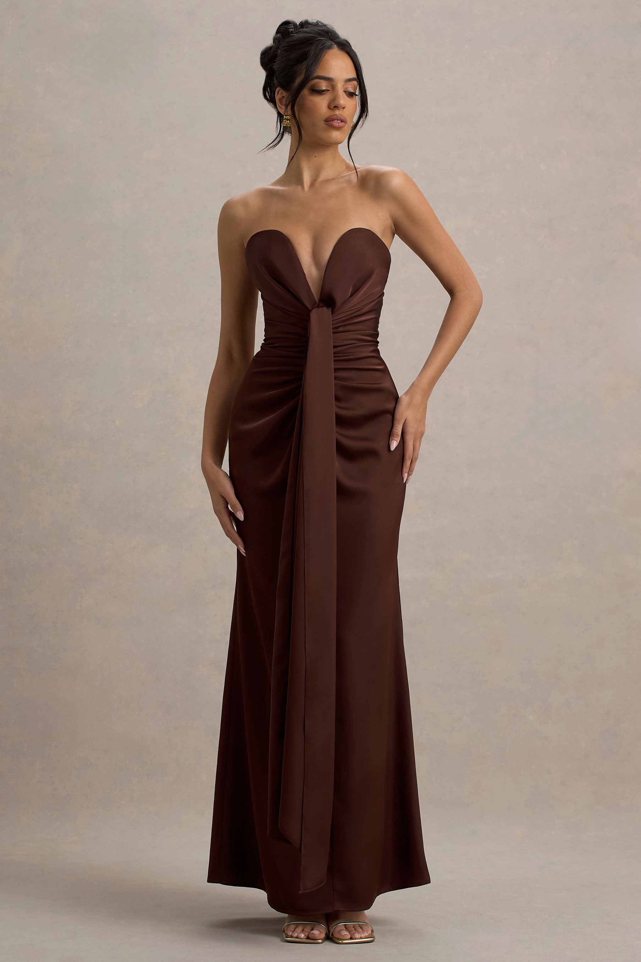 Mackenzie | Braunes Satinkleid mit tiefem Ausschnitt und drapiertem Maxi-Design