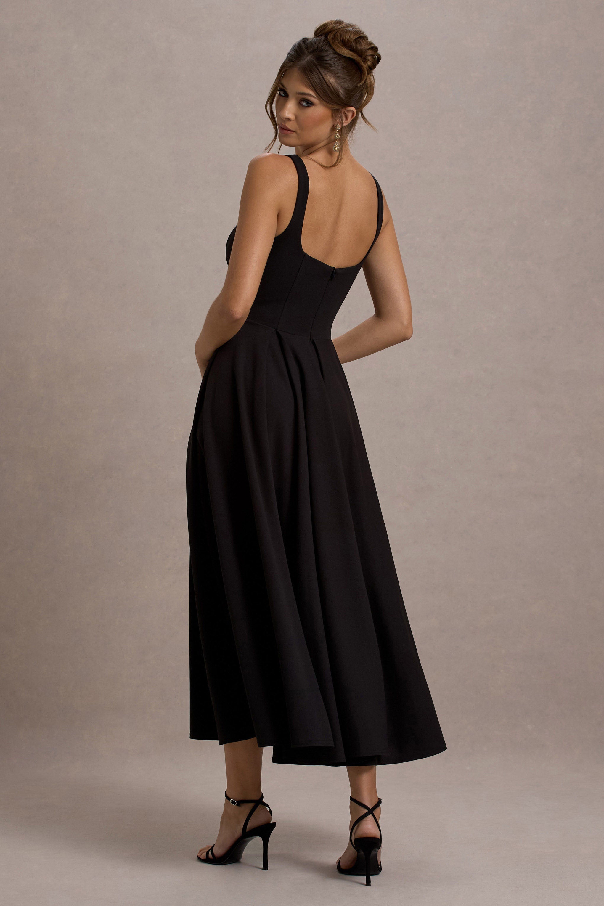 Parina | Schwarzes Midikleid mit Trägern und Volantsaum