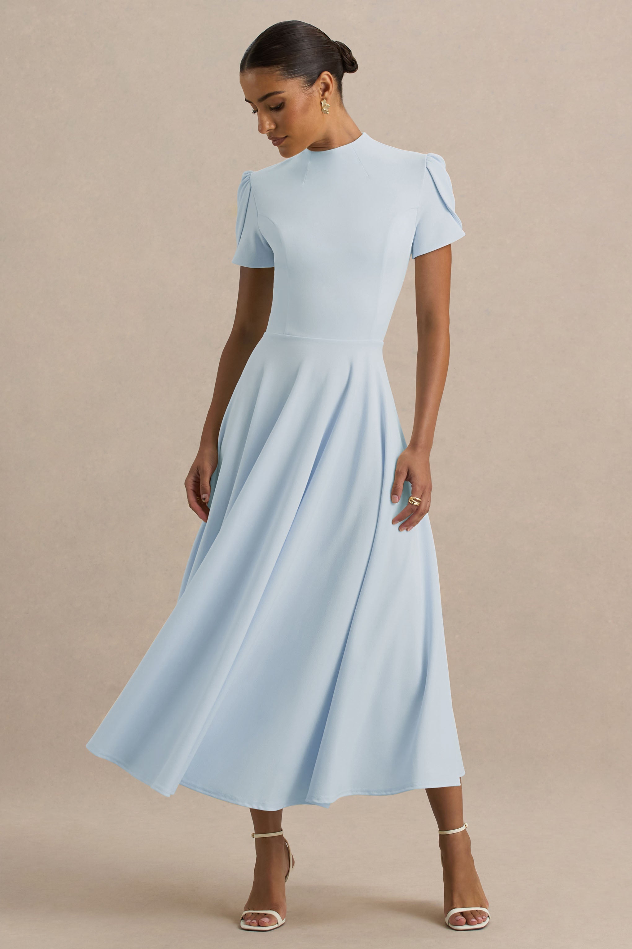 Vicky | Puderblaues Midikleid mit hohem Kragen und Puffärmeln.