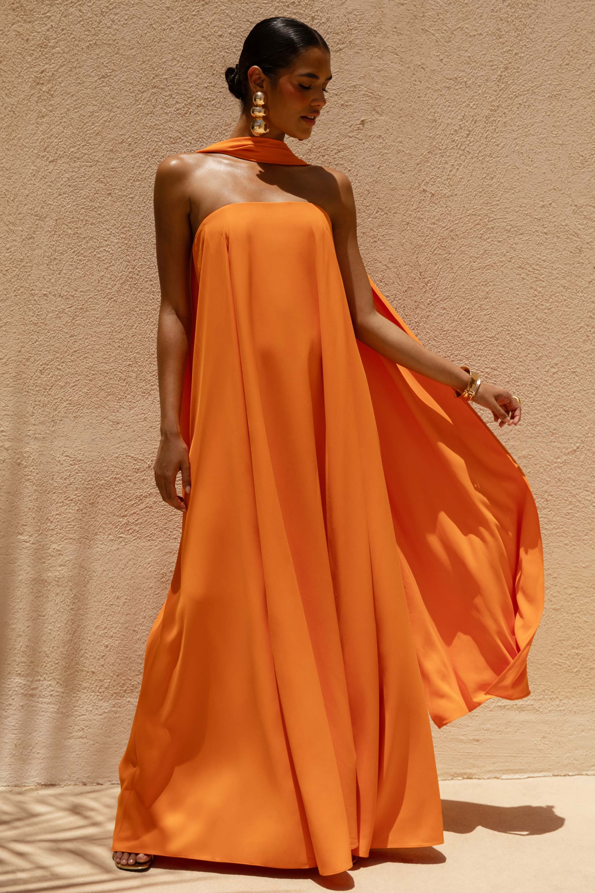 Cerise | Orangefarbenes High-Neck-Maxikleid mit offenem Rücken