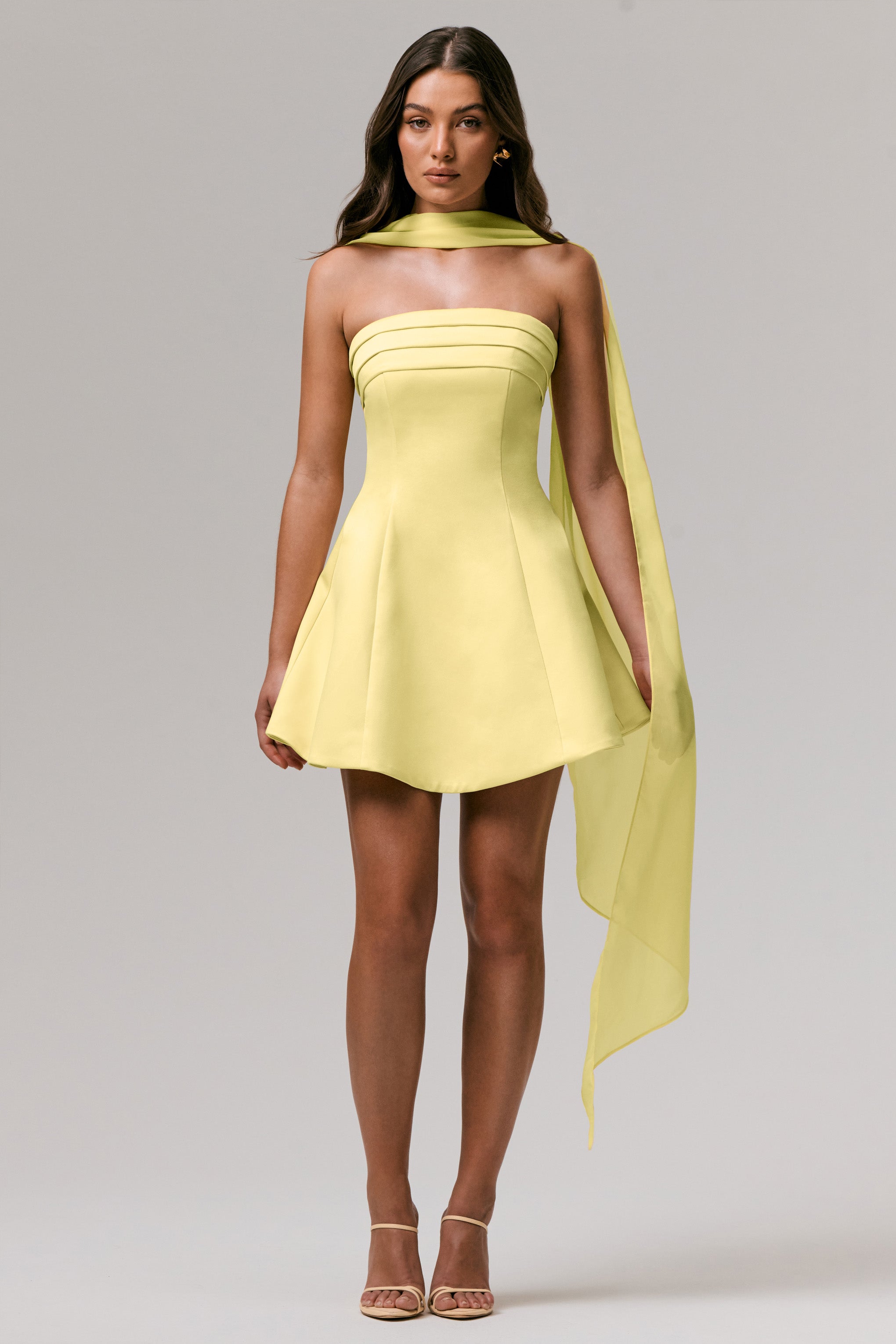 Love Me | Zitronengelbes Satin-Minikleid im Skater-Stil mit Chiffonschärpe