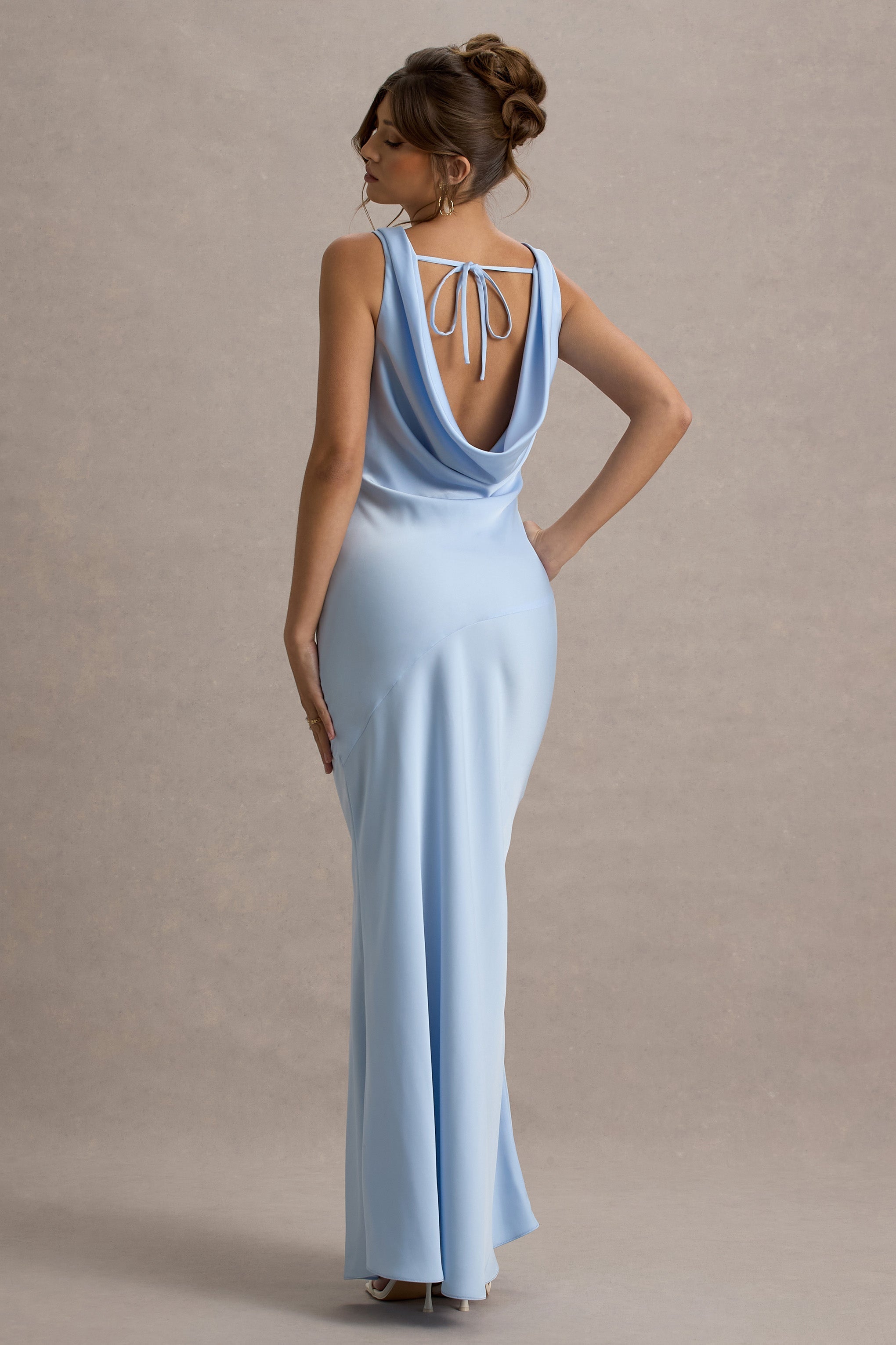 Alesso | Puderblaues Satin-Maxikleid mit Wasserfallausschnitt