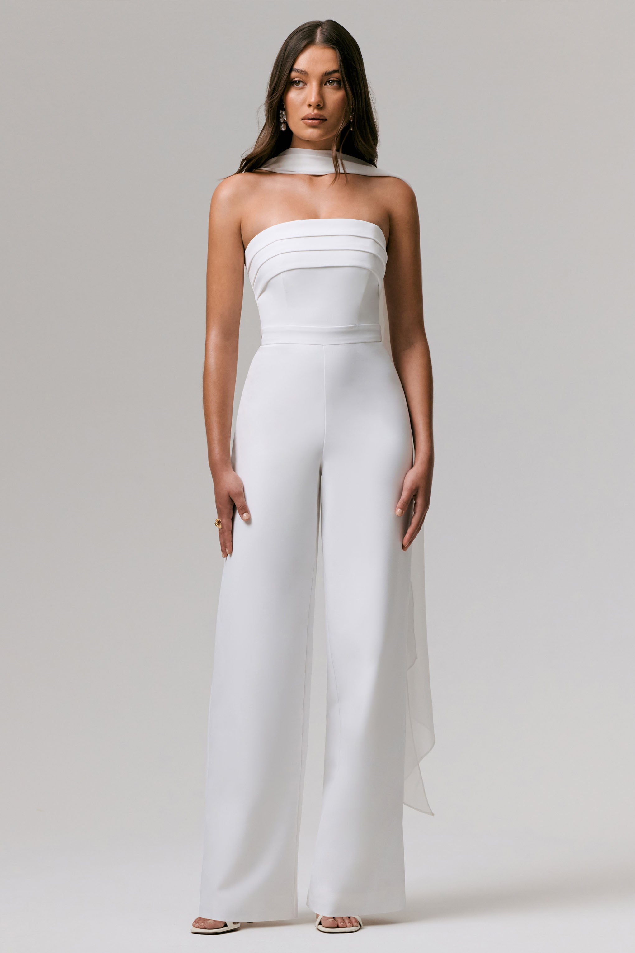 Enchanted | Weißer Jumpsuit mit hohem Kragen und Schärpe