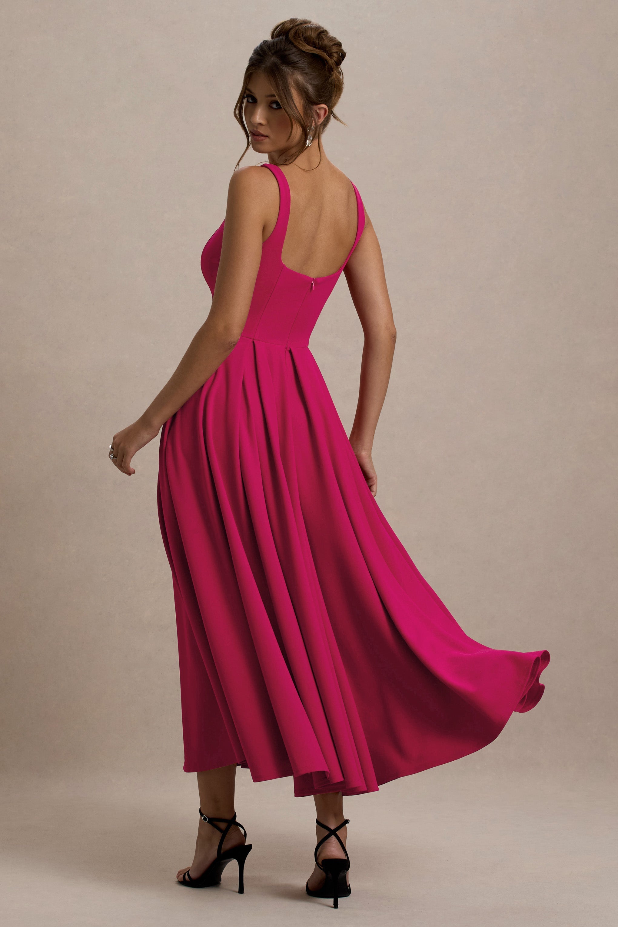 Parina | Knallpinkfarbenes Midikleid mit Trägern und Volantsaum