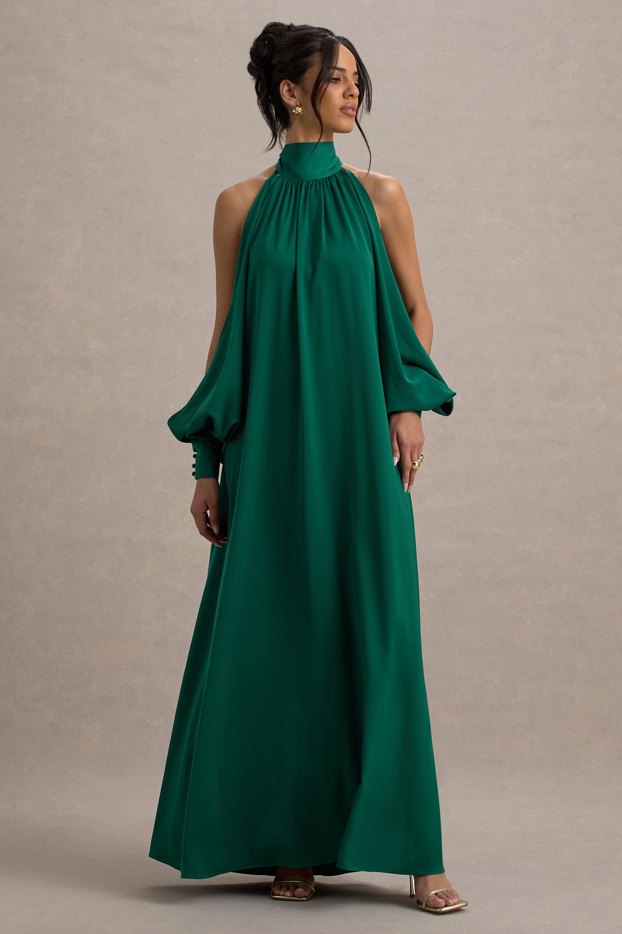 Baila | Flaschengrünes Satin-Maxikleid mit hohem Kragen und Cape-Ärmeln.