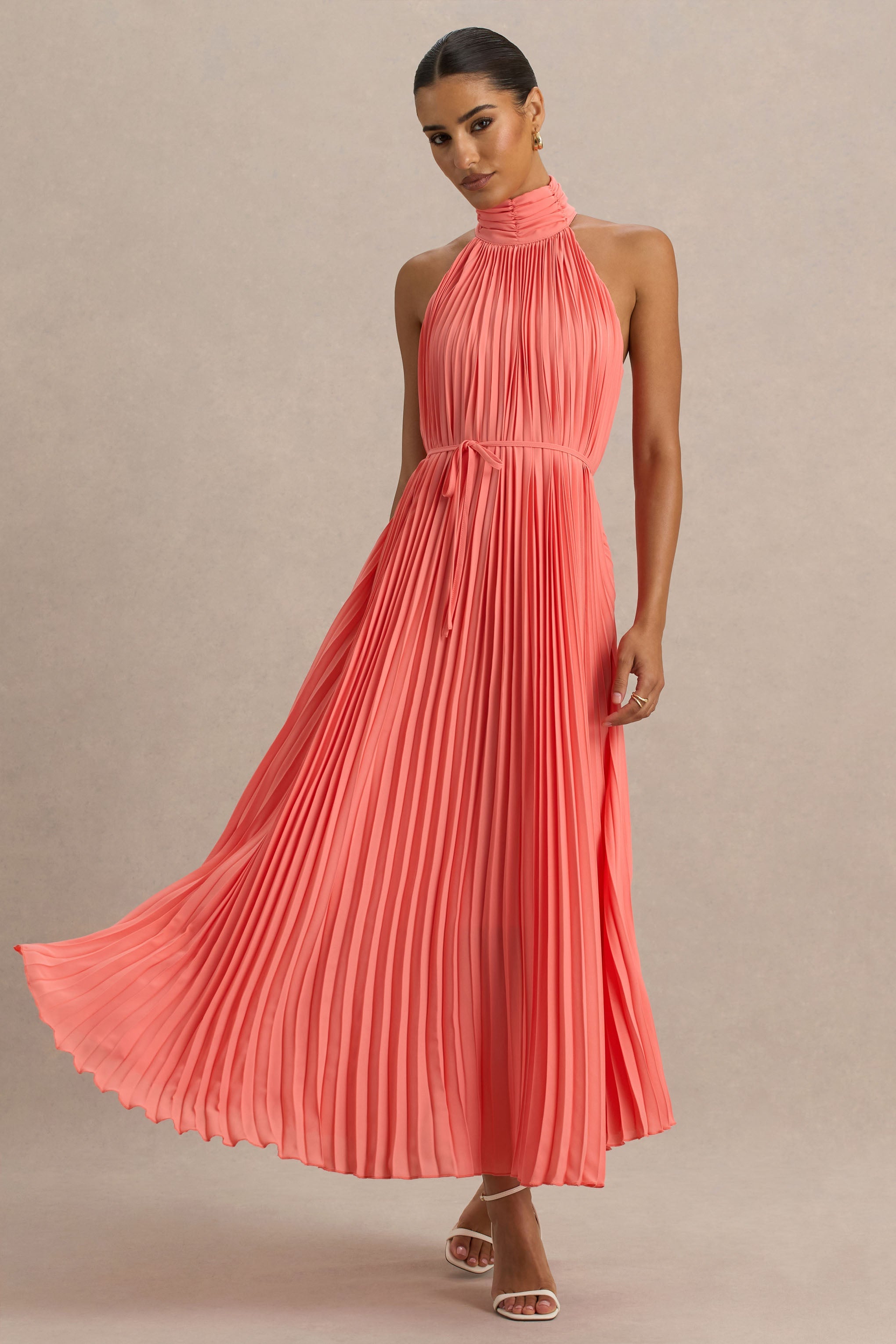 Tulip | Korallenrotes Plissiertes Maxikleid mit hohem Kragen