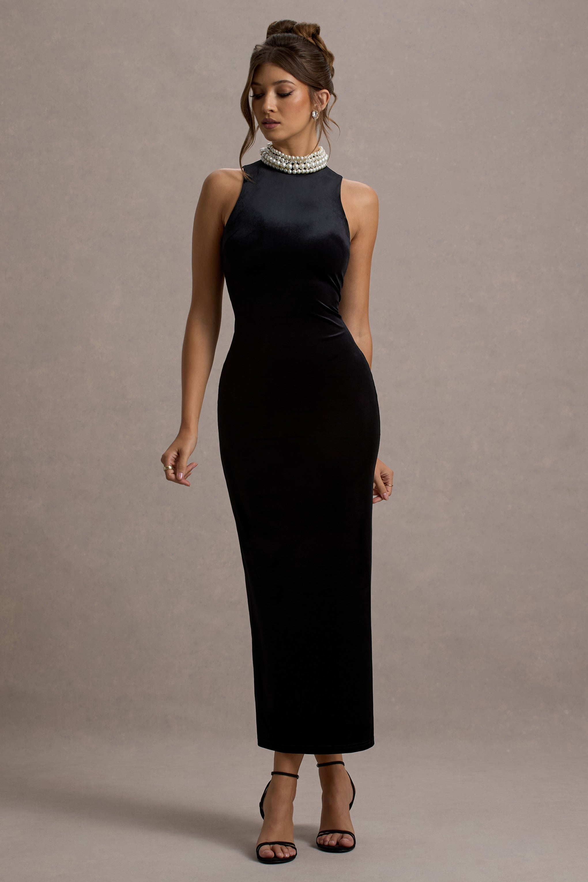 Audrine | Schwarzes Samt-Maxikleid mit Verzierungen und hohem Kragen