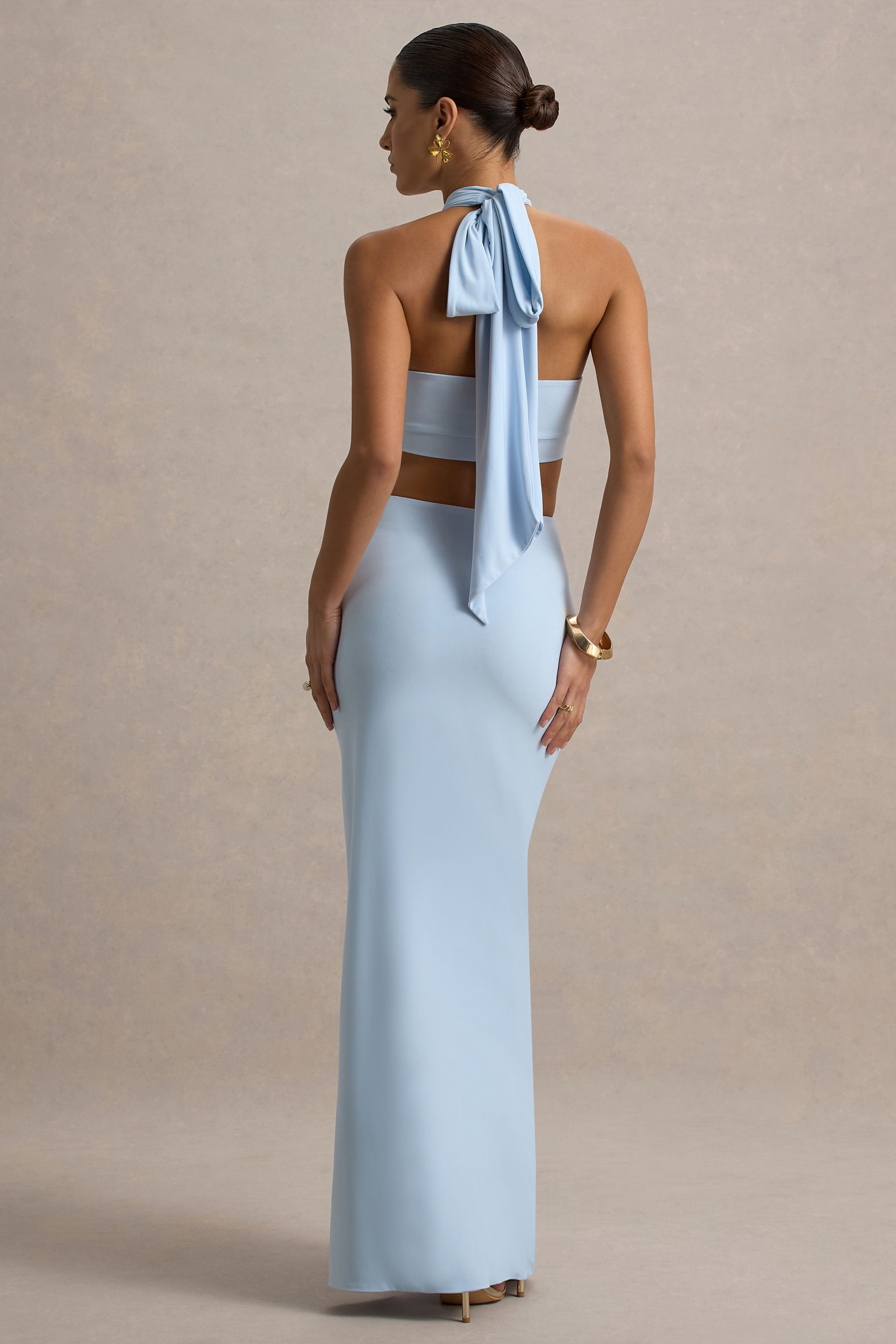Aura | Puderblaues Maxikleid mit Halterneck, Cut-Outs und Schlitz
