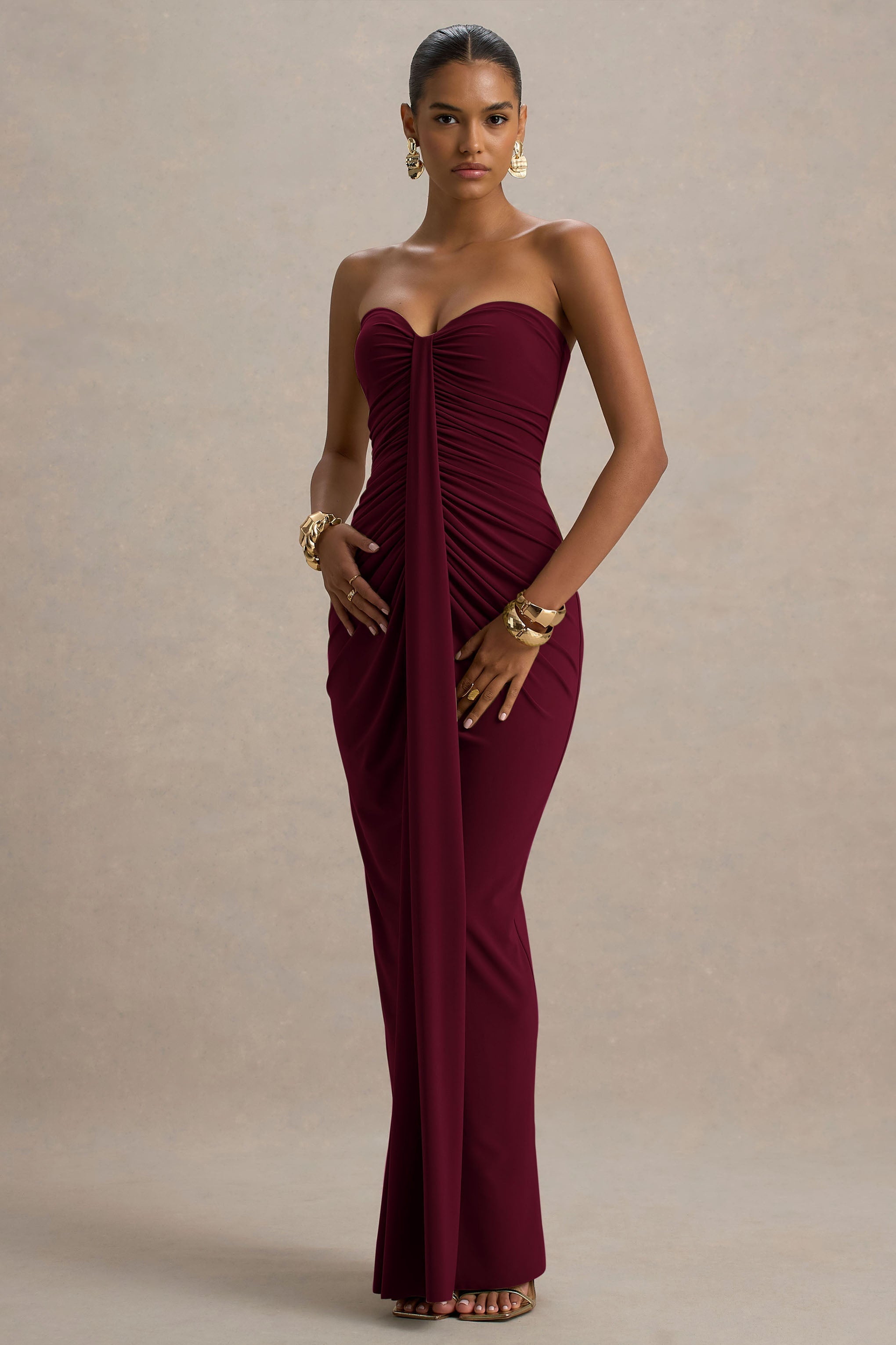 Ali | Burgunderfarbenes Maxikleid mit Sweetheart-Ausschnitt und Rüschen