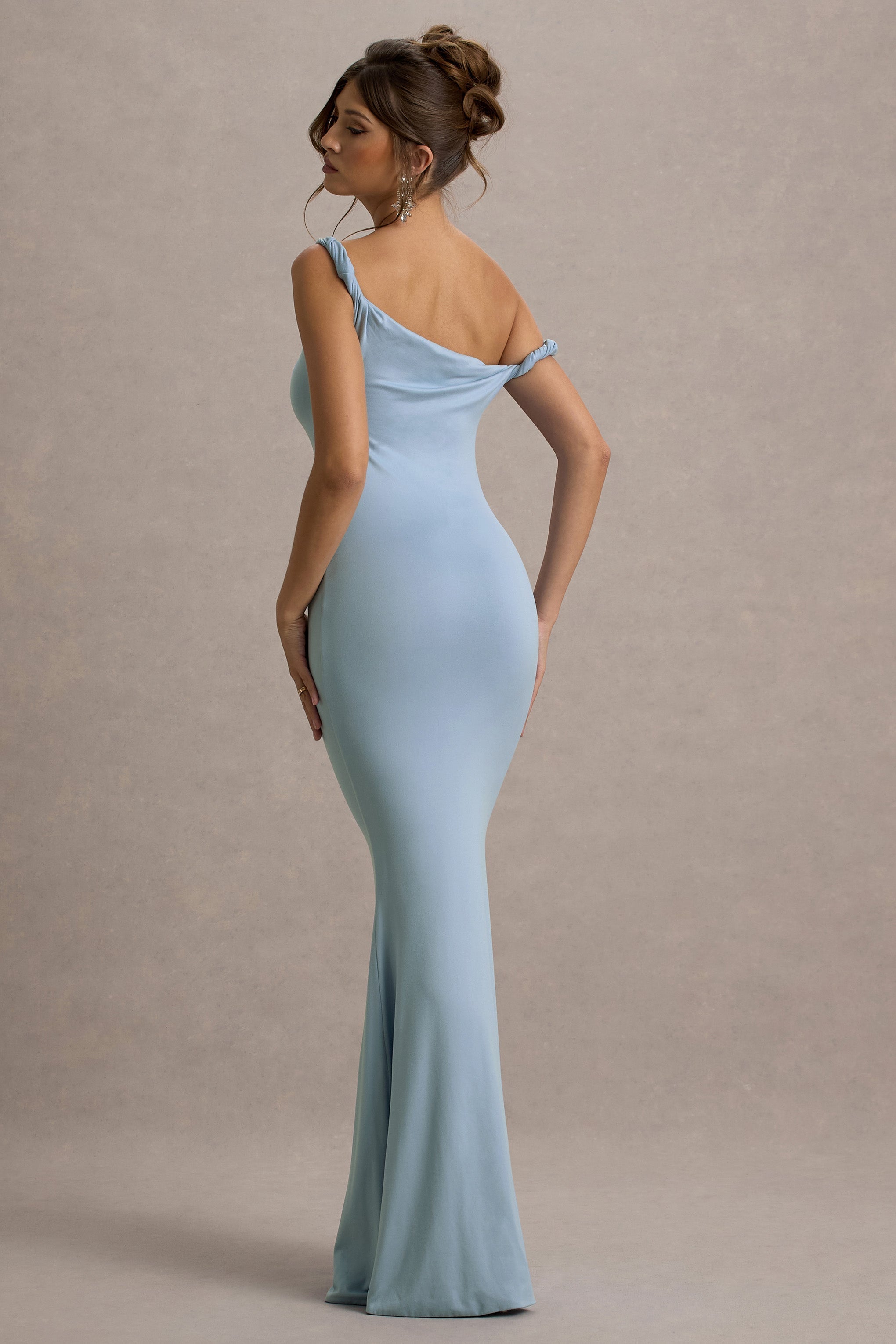 Lita | Puderblaues, gedrehtes asymmetrisches Maxikleid
