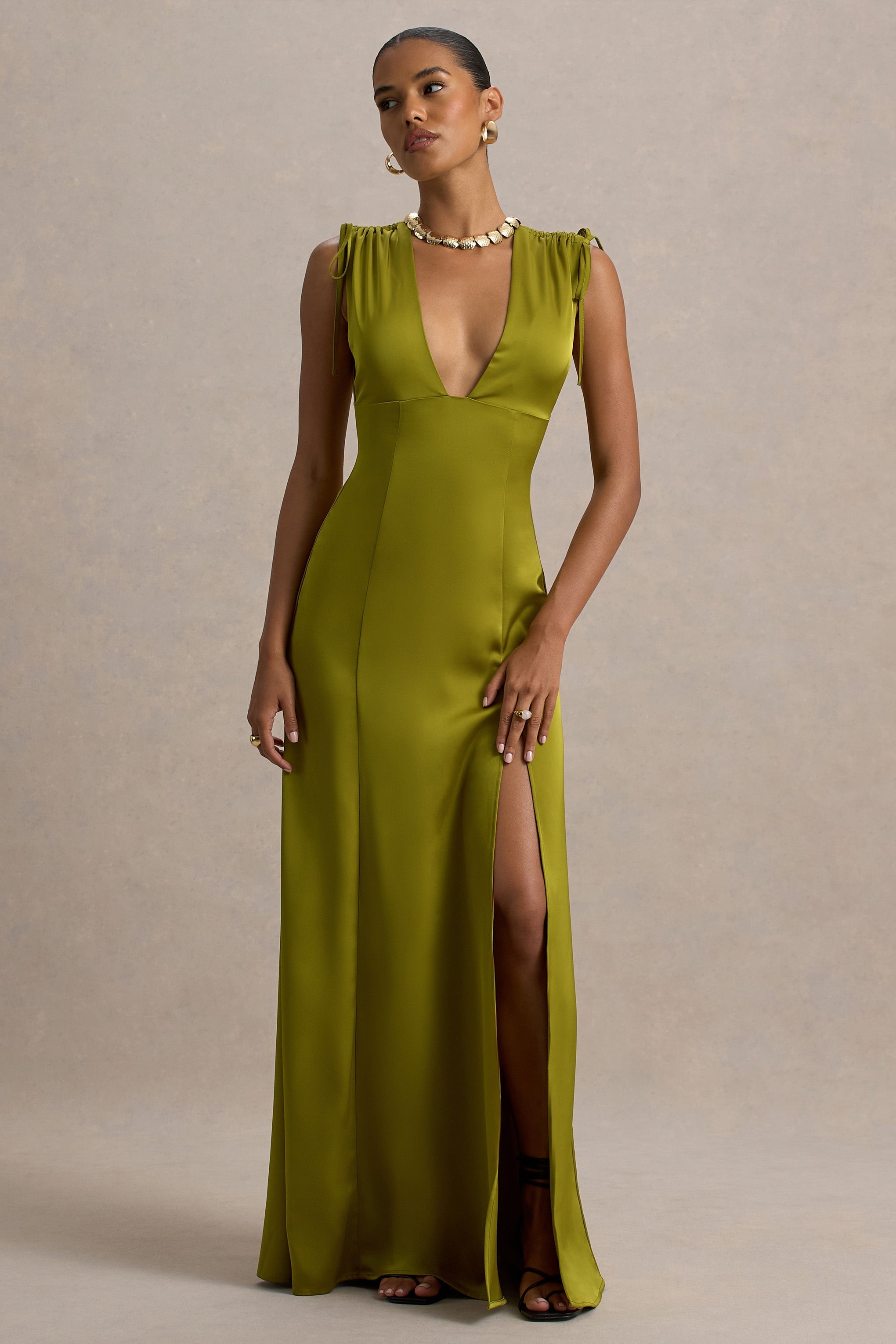 Ysabella | Olives Satin-Maxikleid mit tiefem Ausschnitt und Schlitz