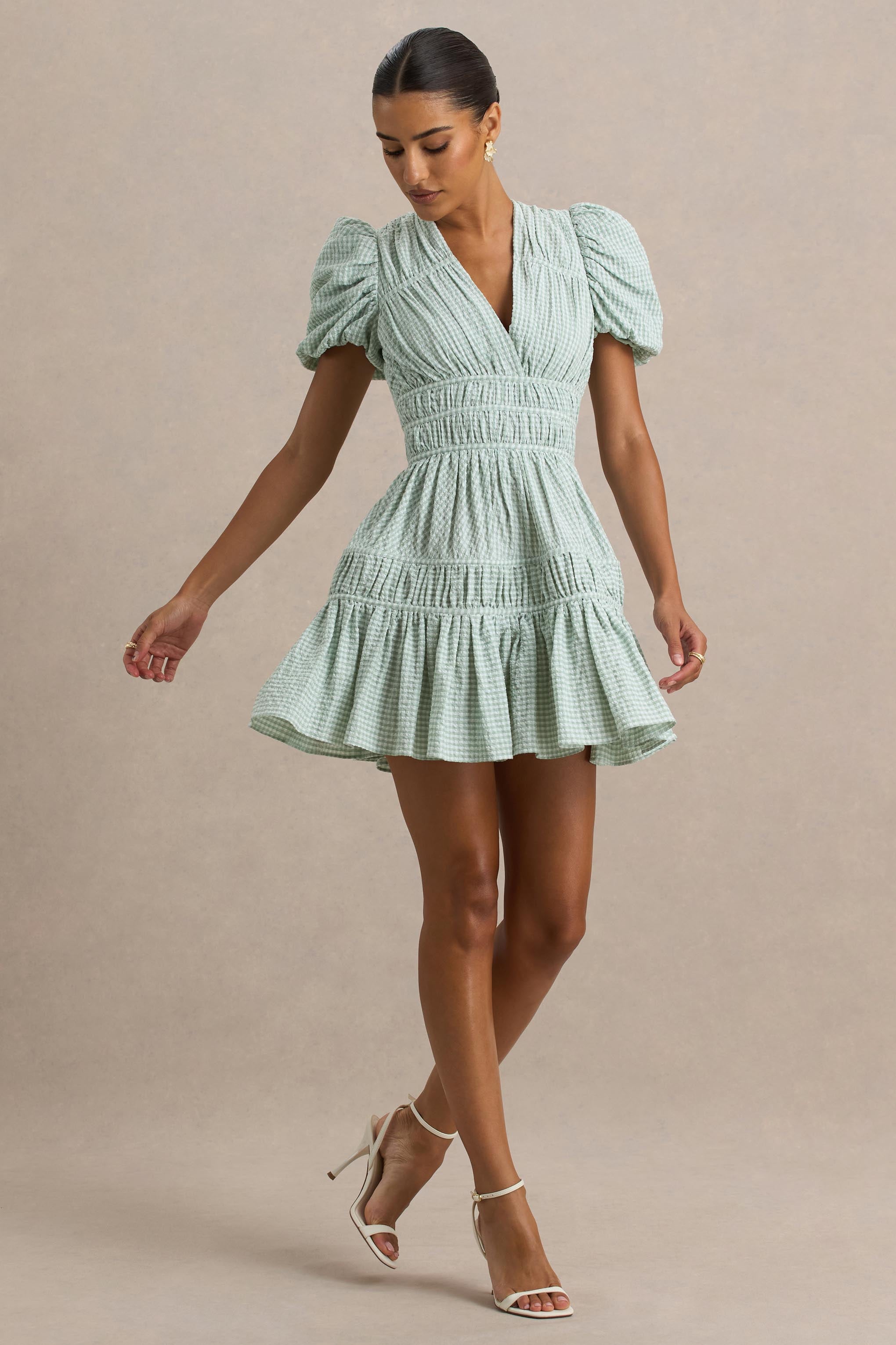 Laurelle | Grünes Minikleid mit V-Ausschnitt und Rüschen-Details