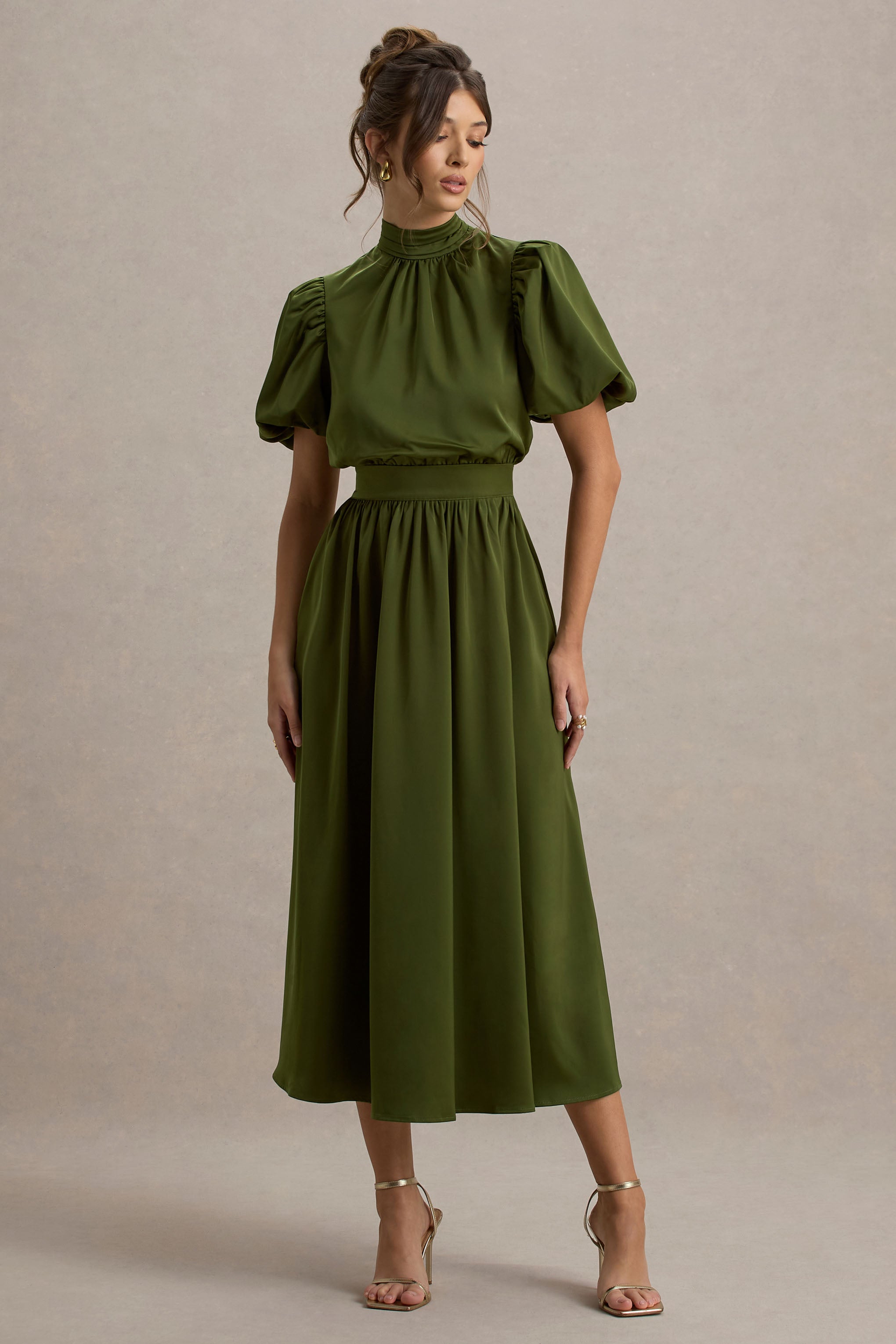 Persea | Olivenfarbenes Satin-Midikleid mit Puffärmeln und Schleife