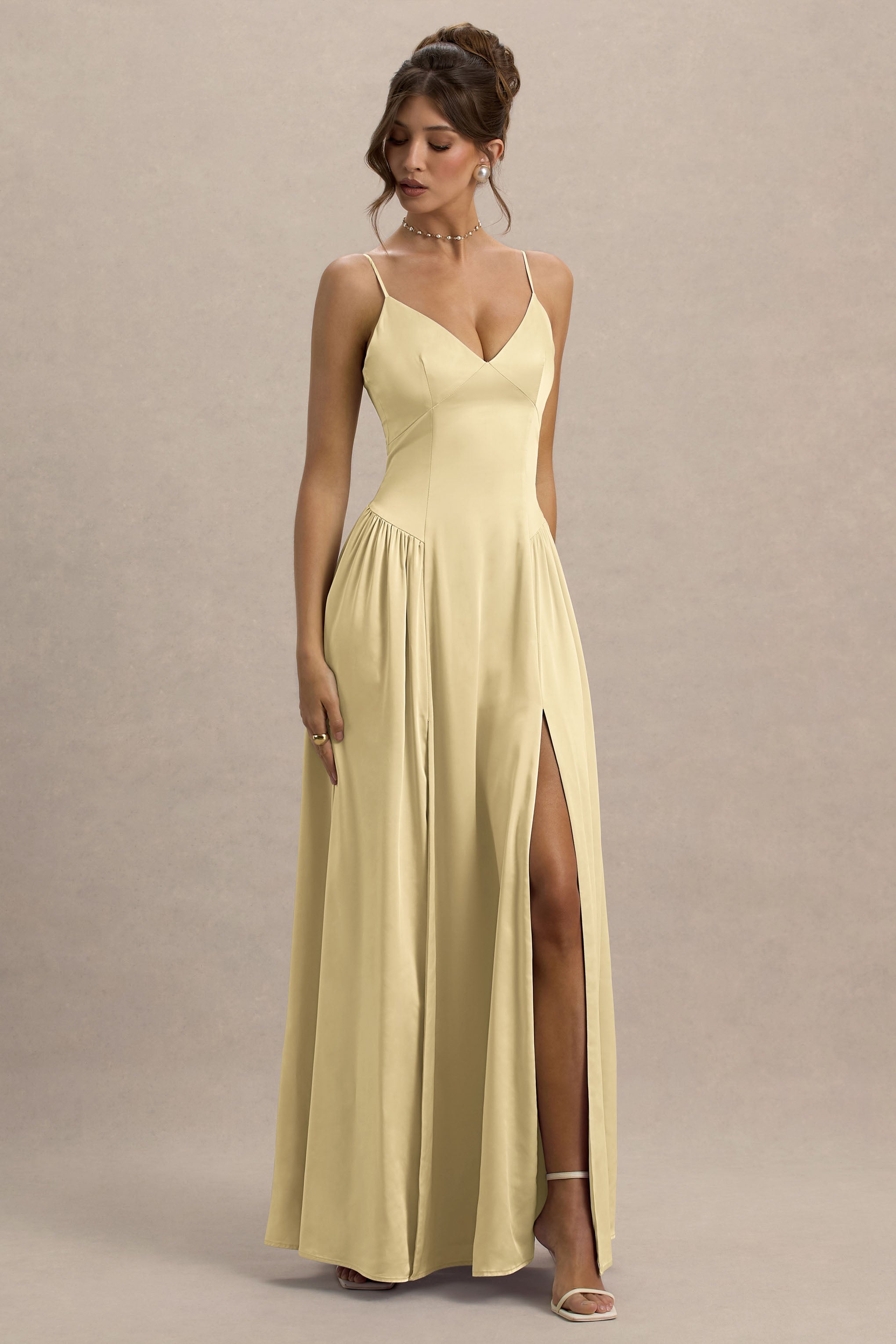 Jonas | Zitronengelbes Maxikleid mit tiefem Ausschnitt und Spaghettiträgern.
