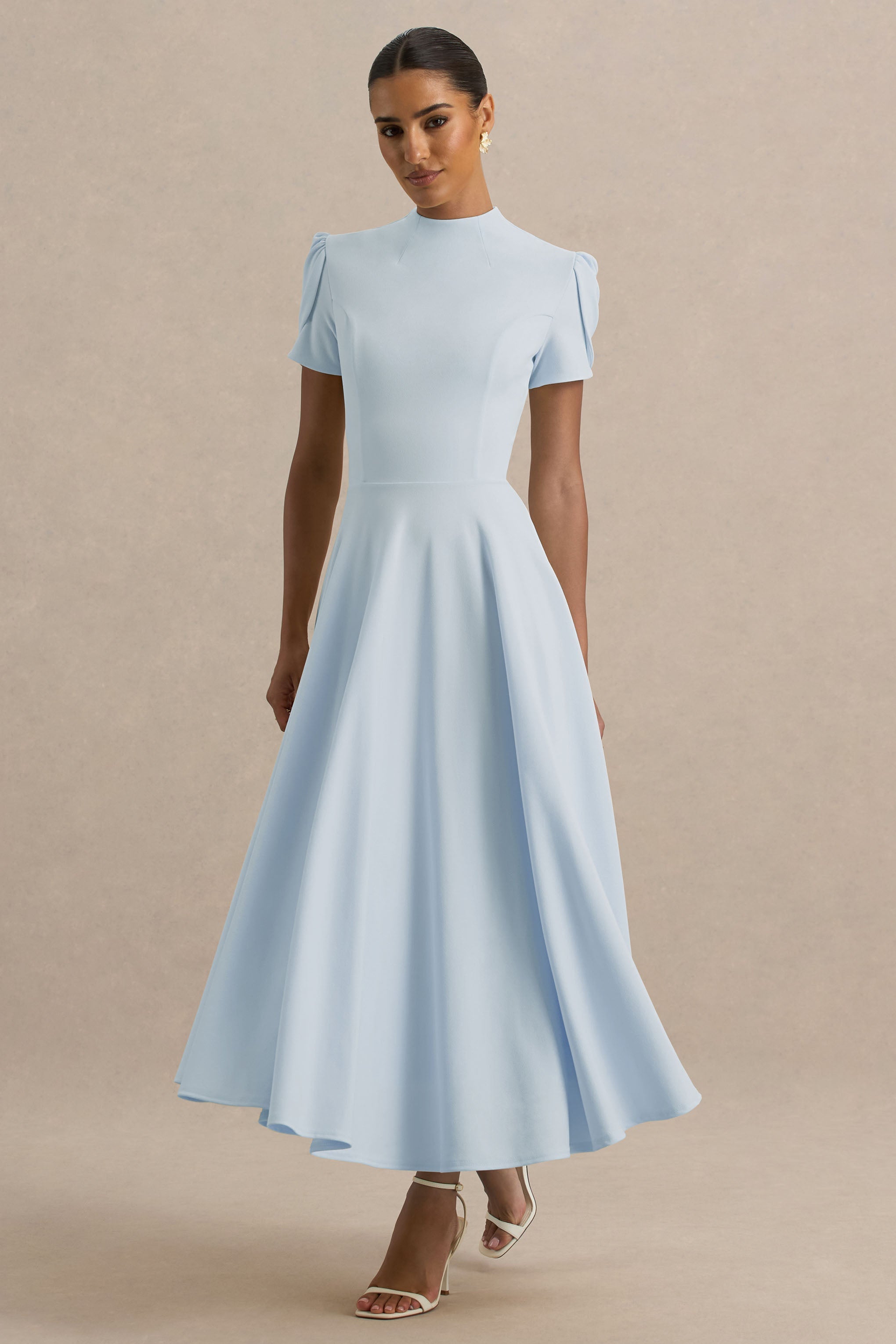 Vicky | Puderblaues Midikleid mit hohem Kragen und Puffärmeln.