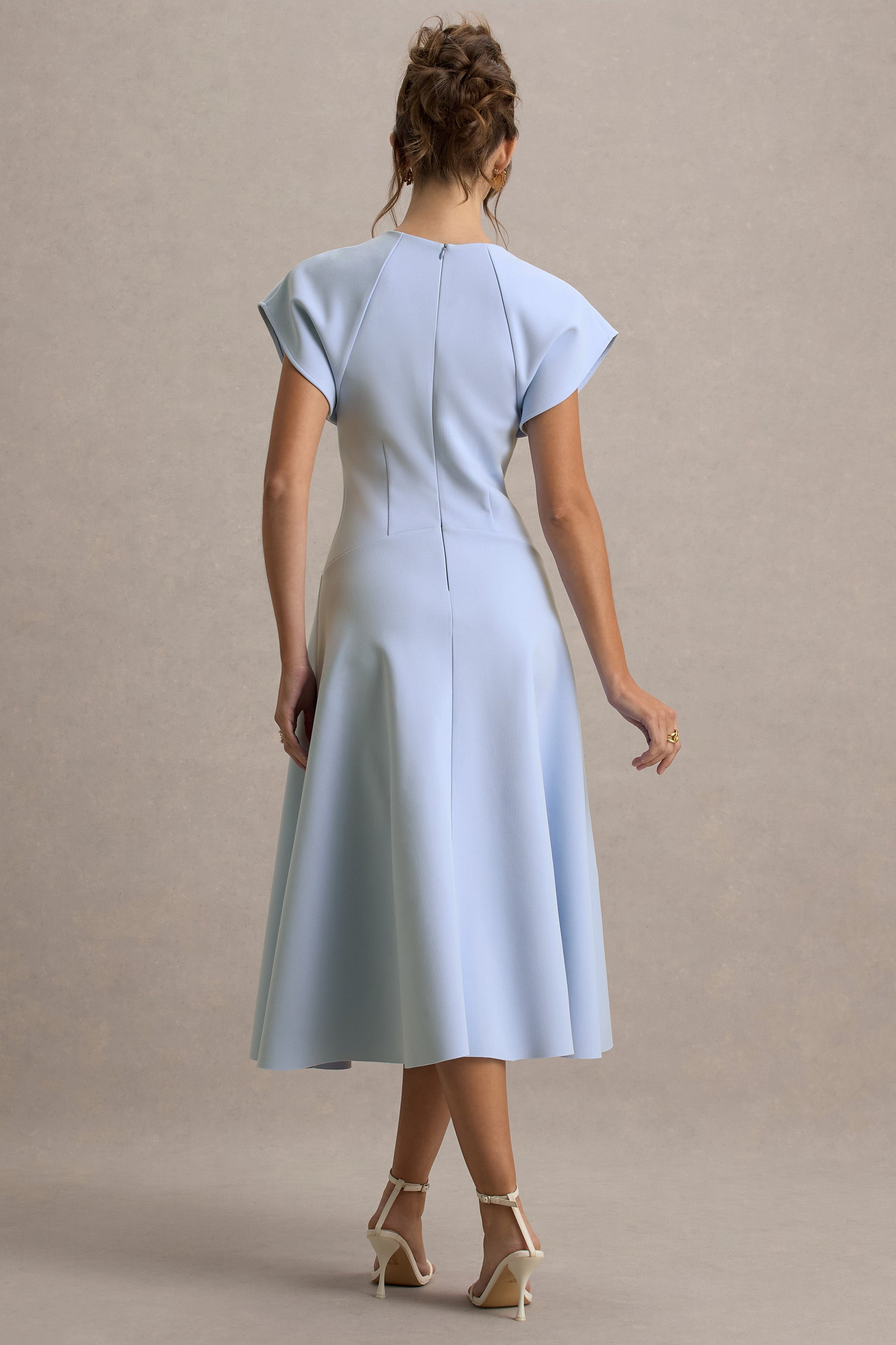 Linda | Puderblaues Midikleid mit hohem Kragen und Kappärmeln
