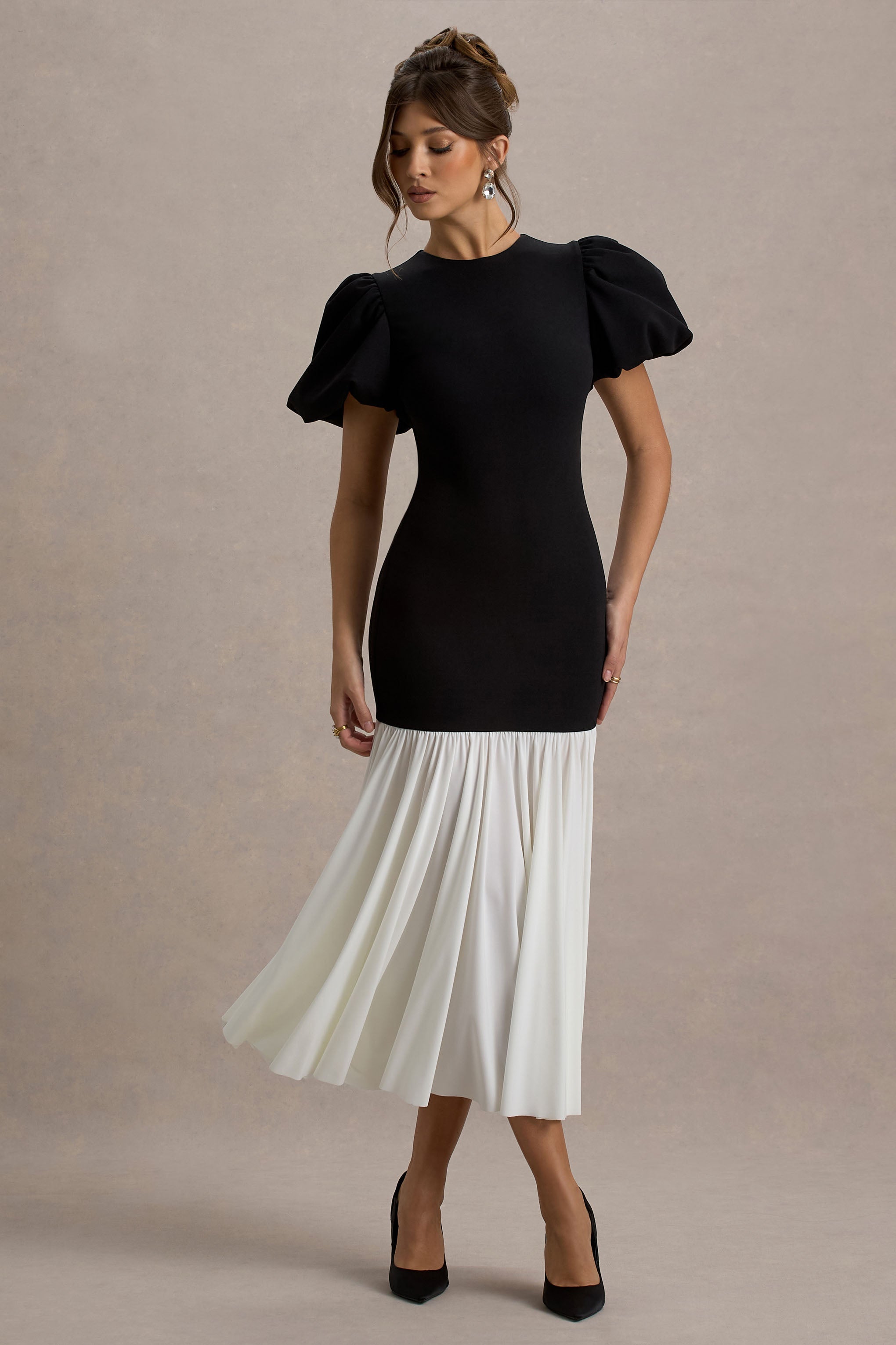 Cinzia | Schwarz-weißes Midikleid mit Puffärmeln und voluminösem Saum