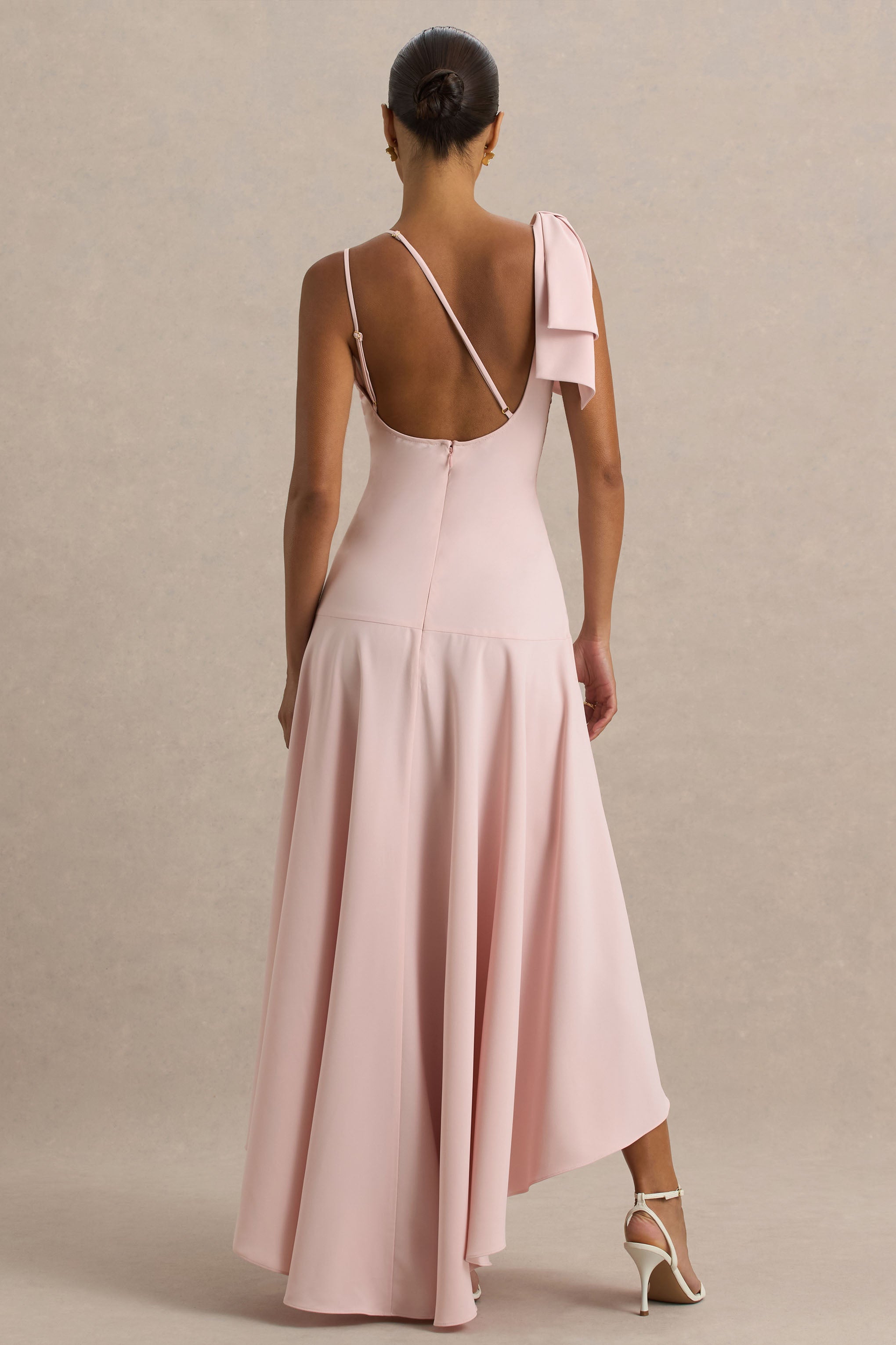 Julieta | Babyrosa Maxikleid mit asymmetrischem Ausschnitt, Raffung und hohem Frontschlitz.