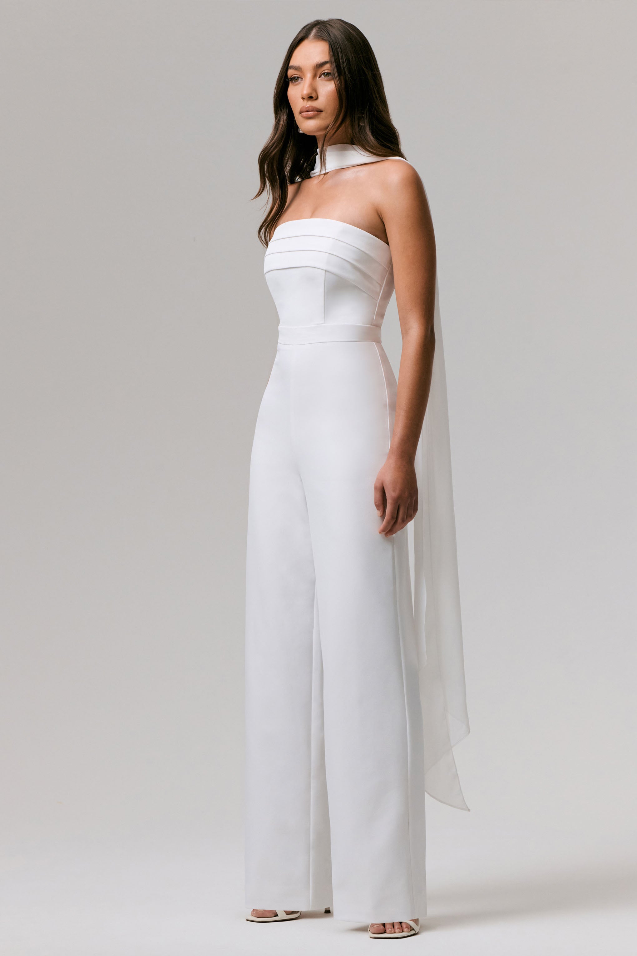 Enchanted | Weißer Jumpsuit mit hohem Kragen und Schärpe