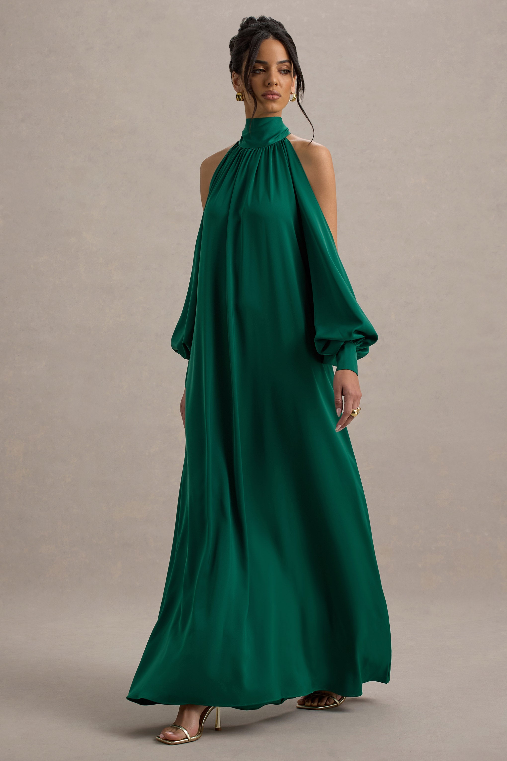 Baila | Flaschengrünes Satin-Maxikleid mit hohem Kragen und Cape-Ärmeln.