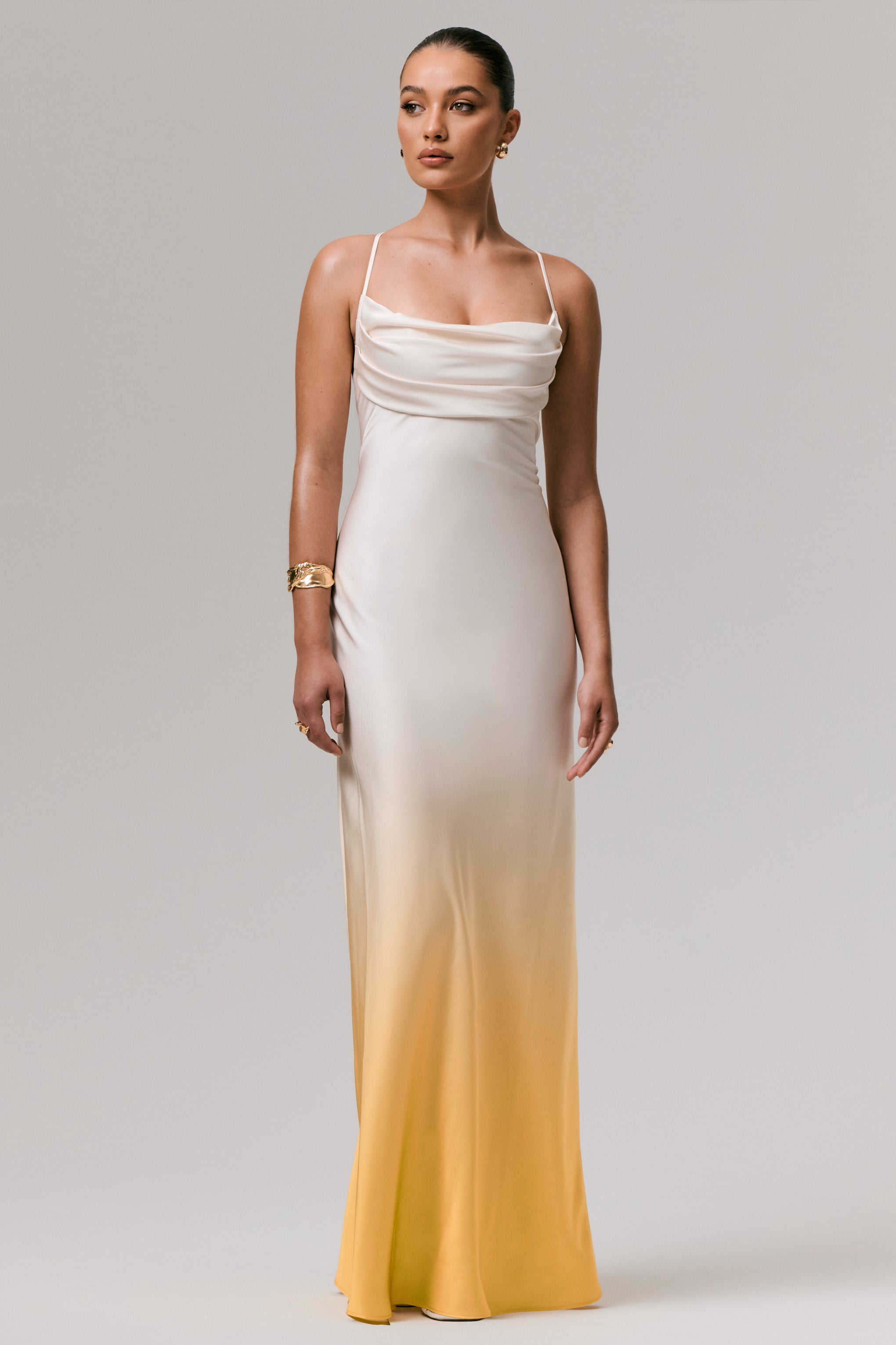 Lucie | Gelbes Ombré Satin-Maxikleid mit Wasserfallausschnitt