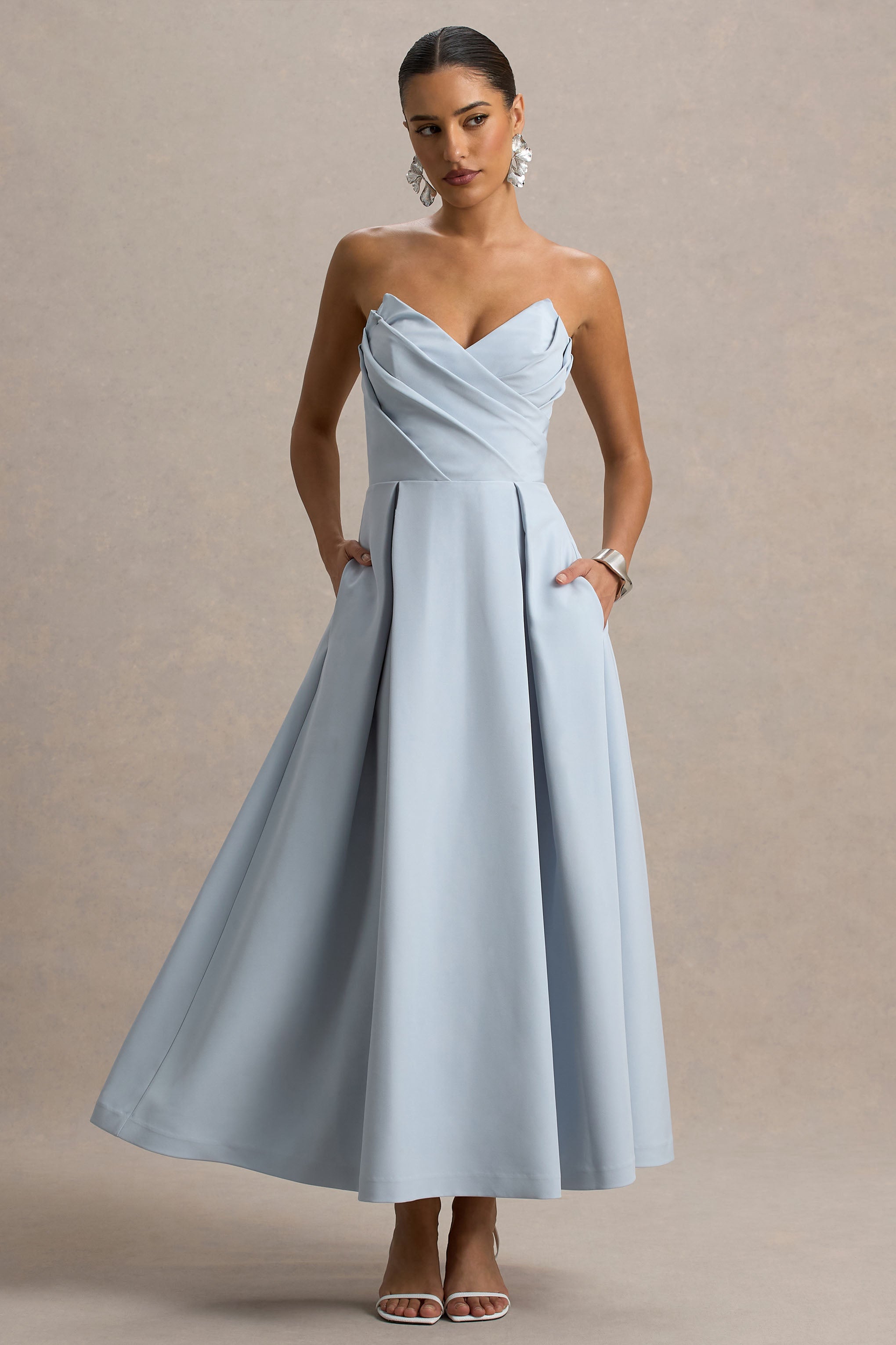 Reigning Beauty | Puderblaues Midikleid mit Sweetheart-Ausschnitt und Volantsaum