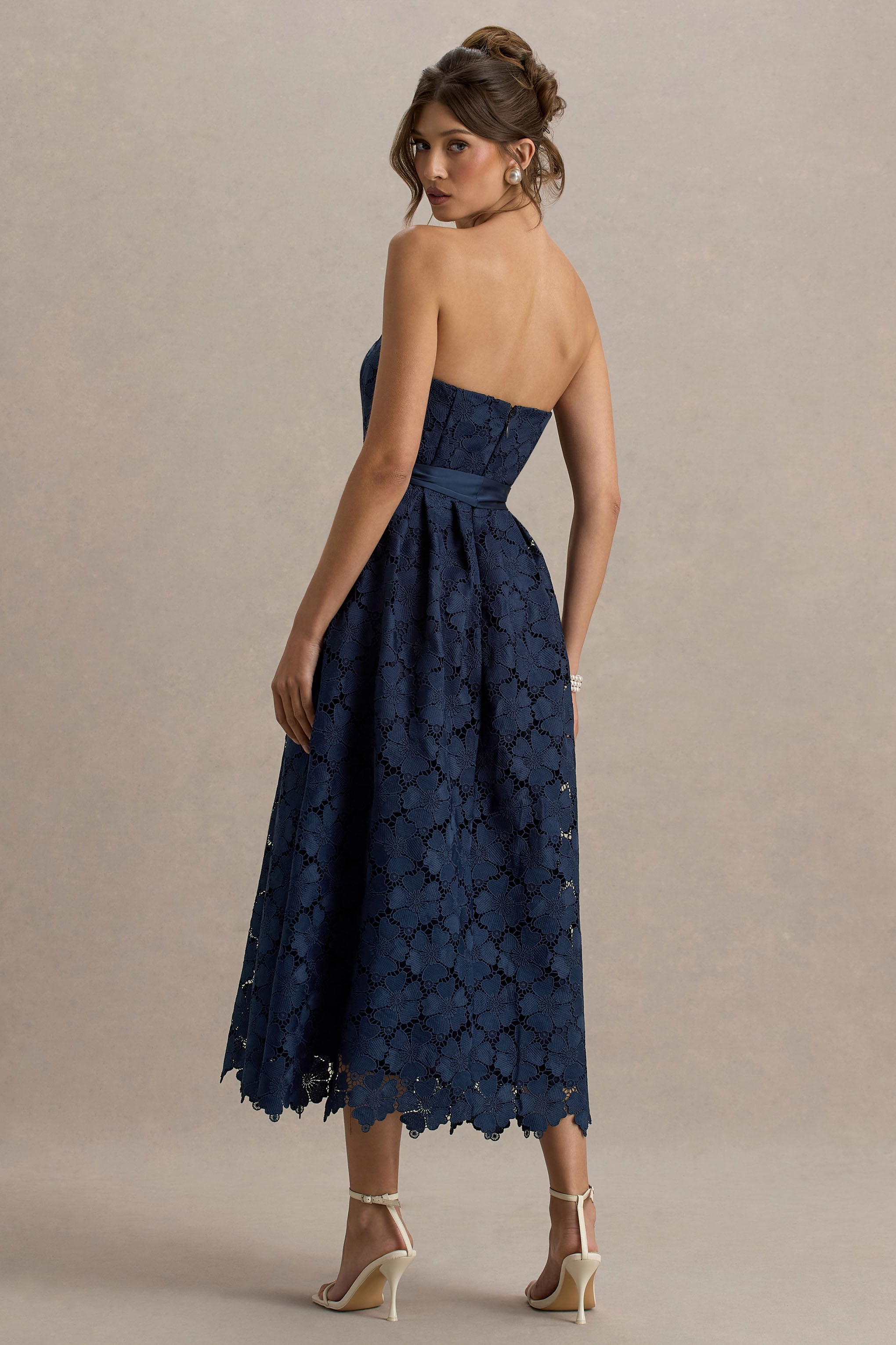Shania | Marinenblaues Spitzen-Bandeau-Midikleid im Skater-Stil