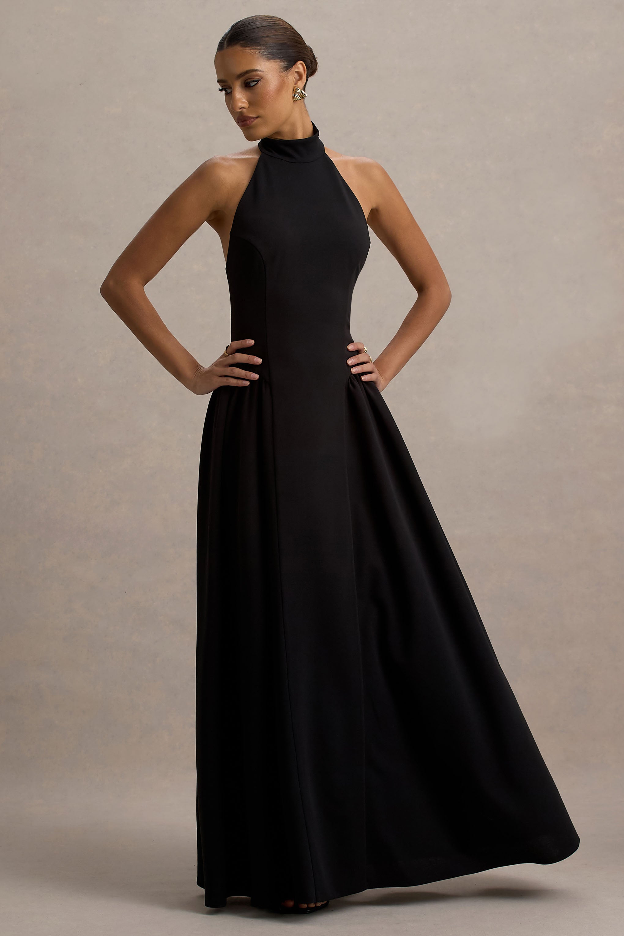 Cynthia | Schwarzes Maxikleid mit hohem Ausschnitt und voluminösem Rock