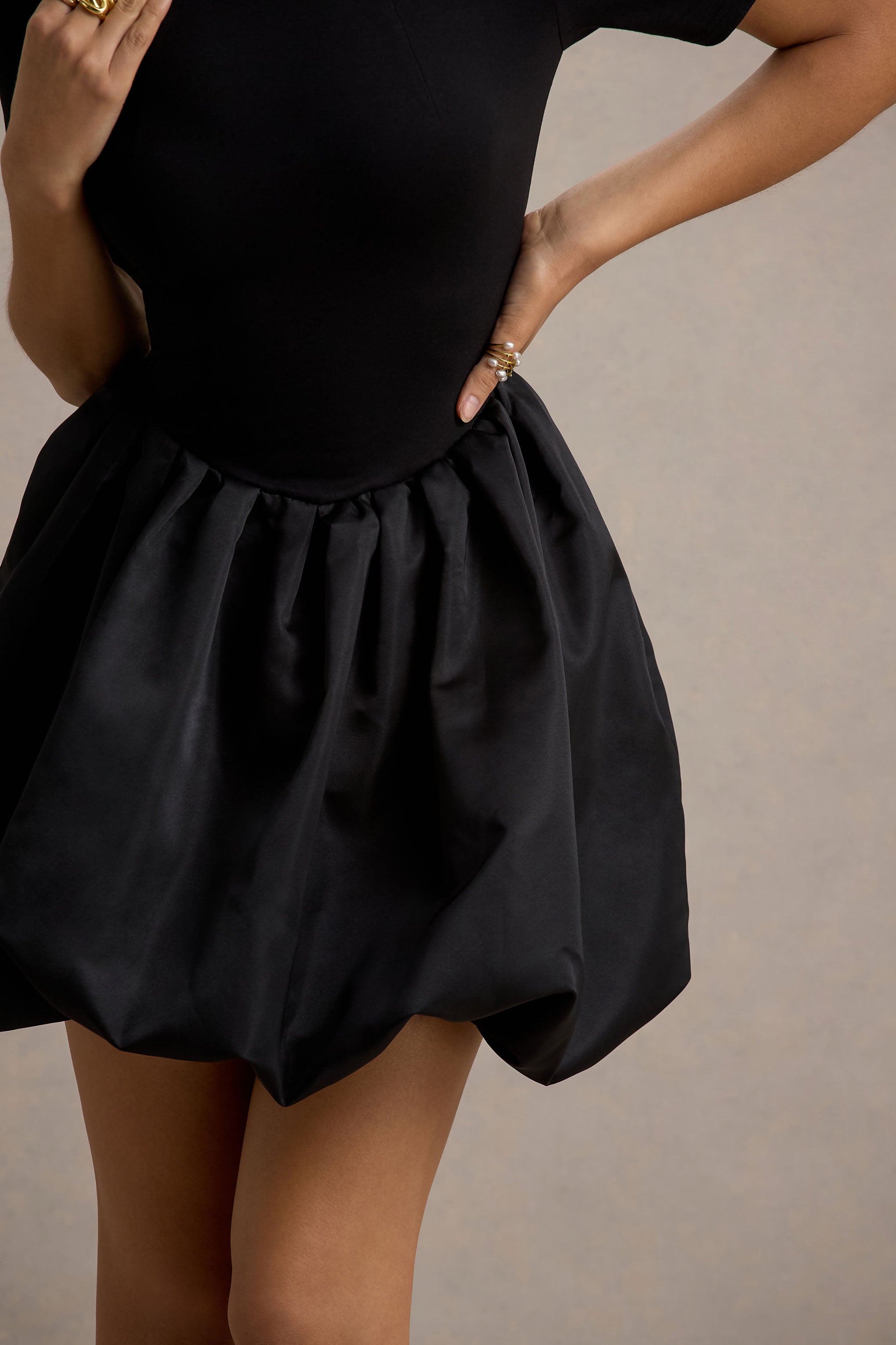 Blake | Schwarzes Minikleid mit kurzen Ärmeln und Satin-Puffball-Rock.