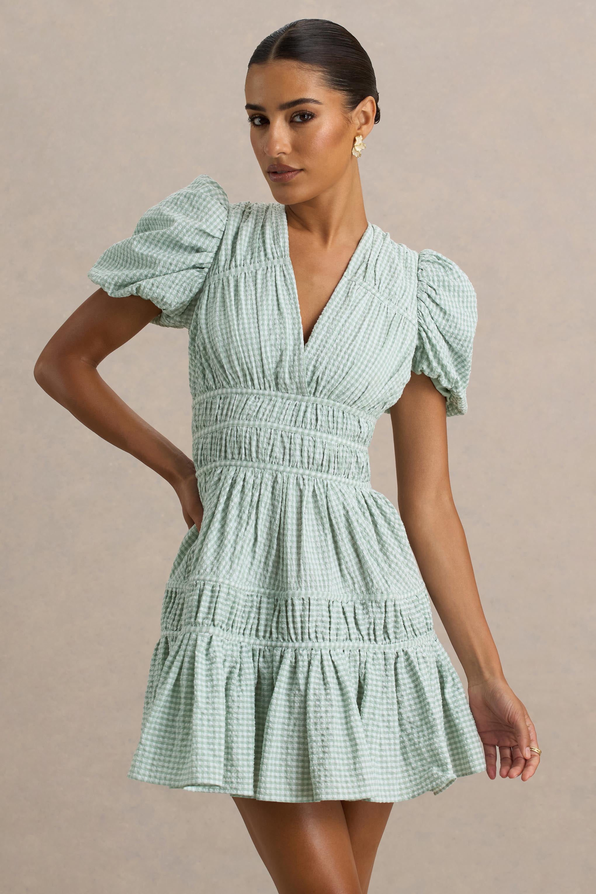 Laurelle | Grünes Minikleid mit V-Ausschnitt und Rüschen-Details