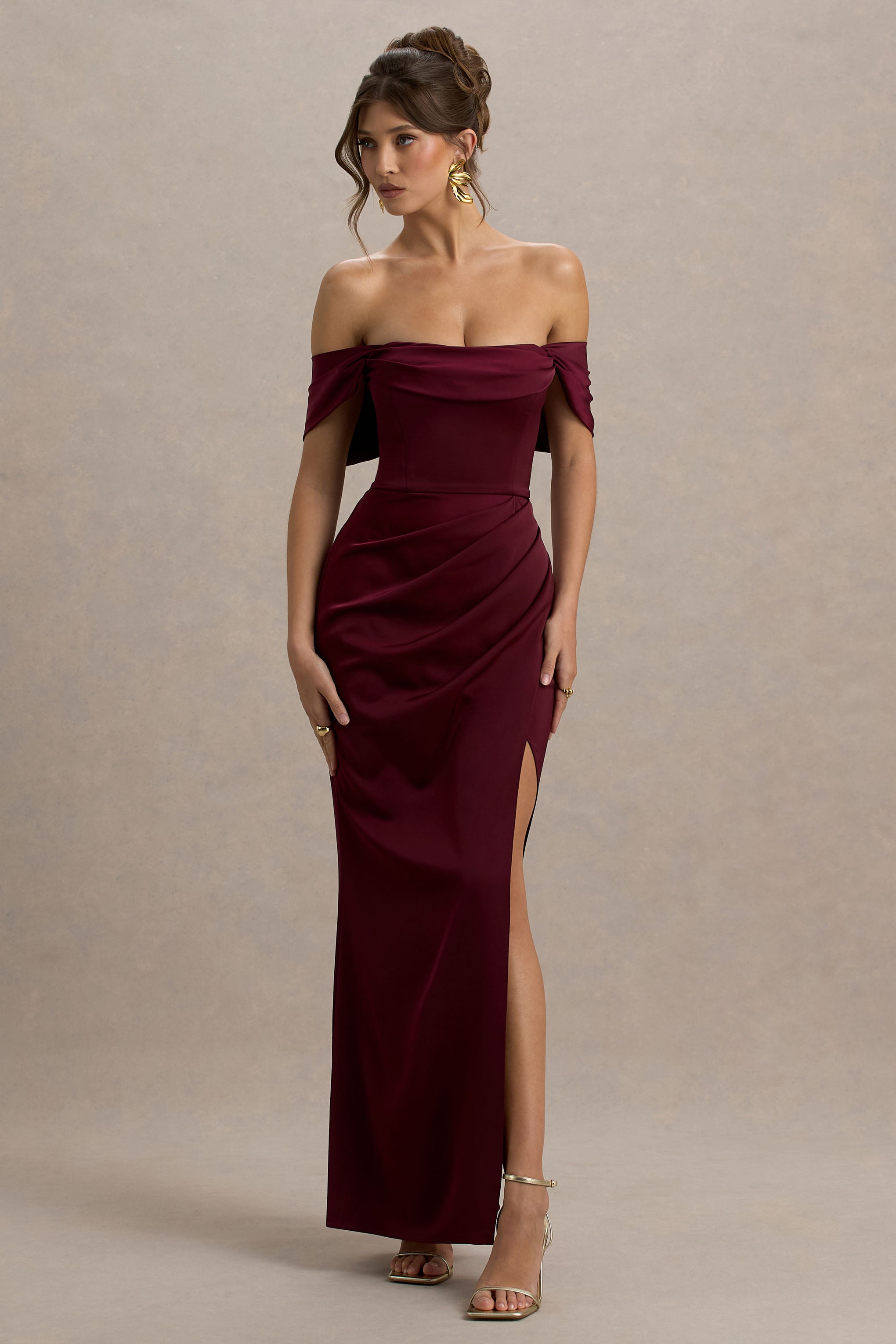 Annie | Bordeauxfarbenes Satin-Bardot-Maxikleid mit Wickelrock und Seitenschlitz