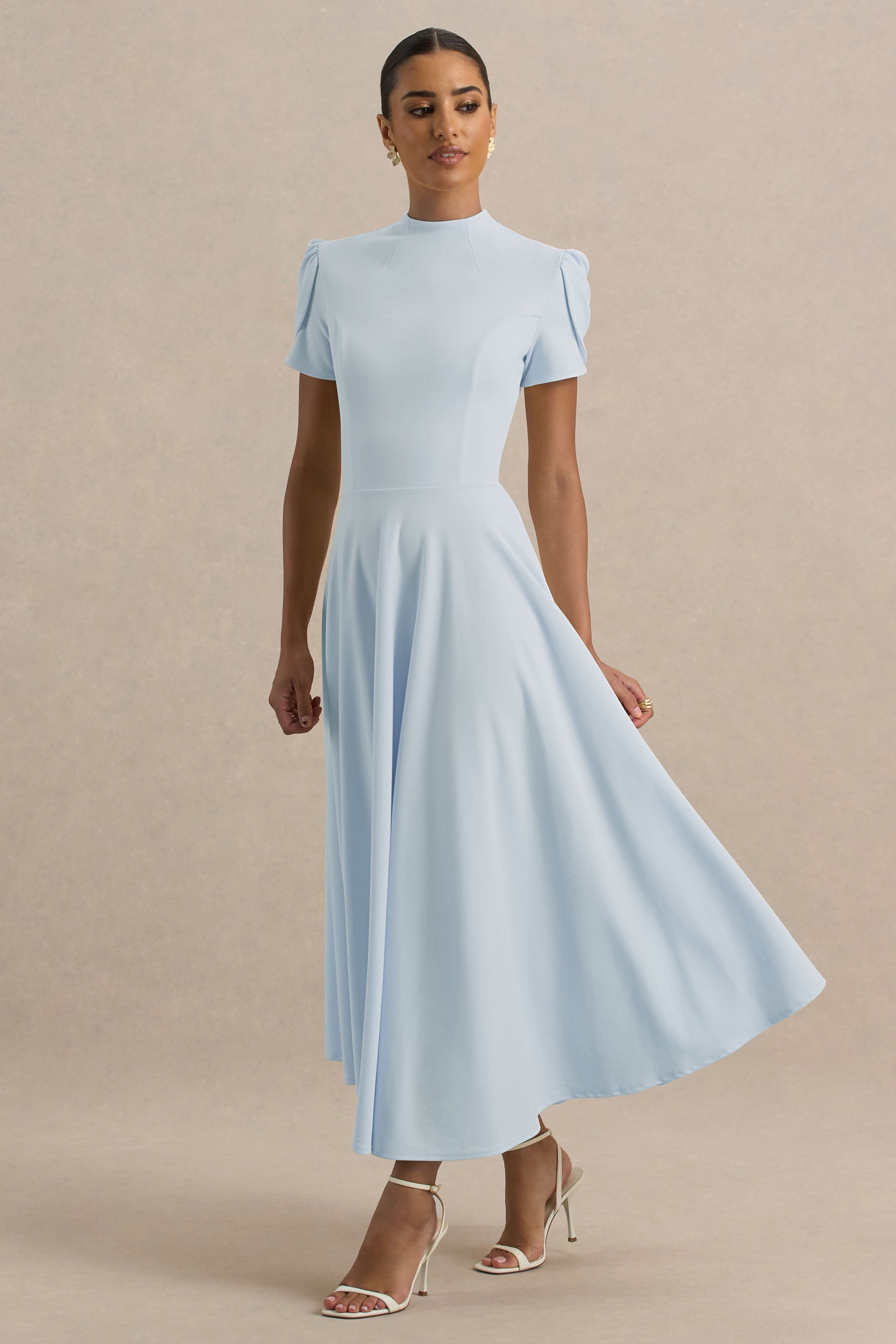 Vicky | Puderblaues Midikleid mit hohem Kragen und Puffärmeln.