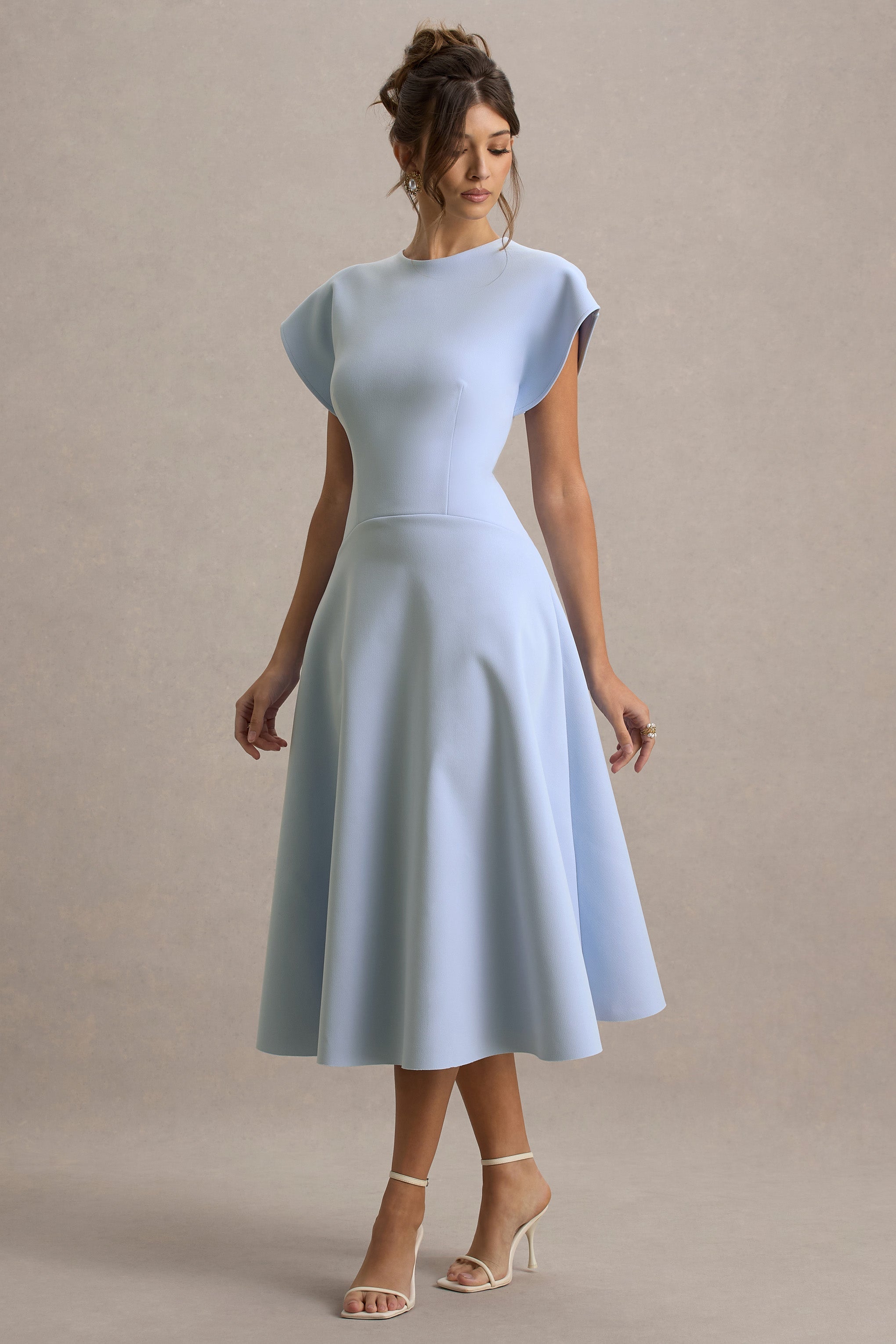 Linda | Puderblaues Midikleid mit hohem Kragen und Kappärmeln