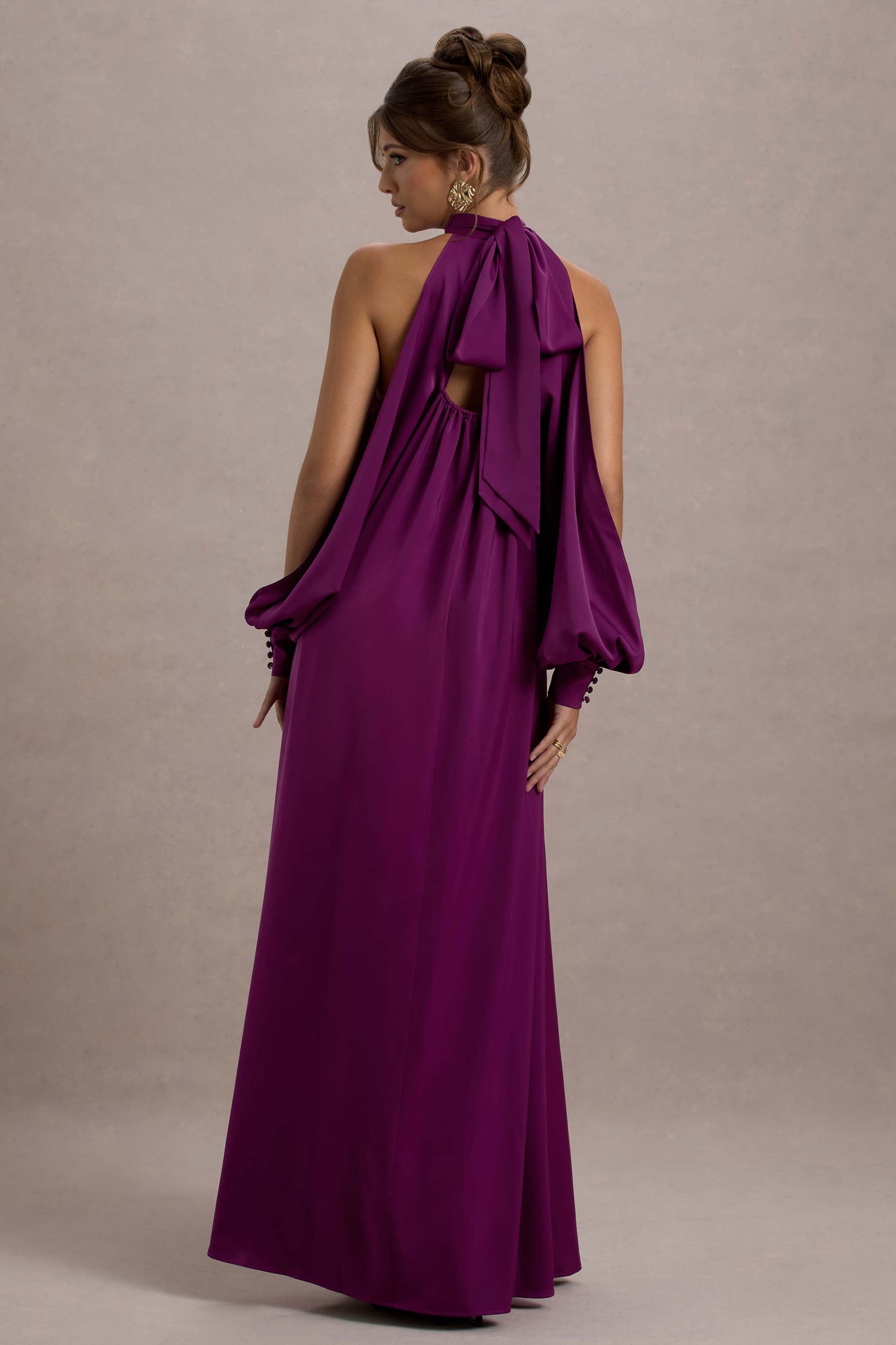 Baila | Mulberry Satin Maxikleid mit hohem Kragen und Cape-Ärmeln