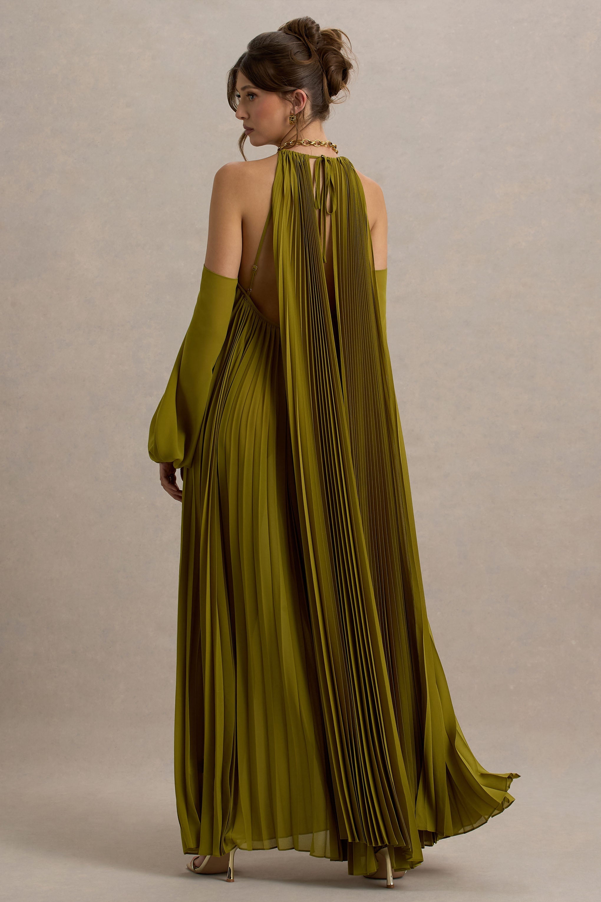 Reyna | Olivgrünes, plissiertes Chiffon-Maxikleid mit schulterfreiem Design