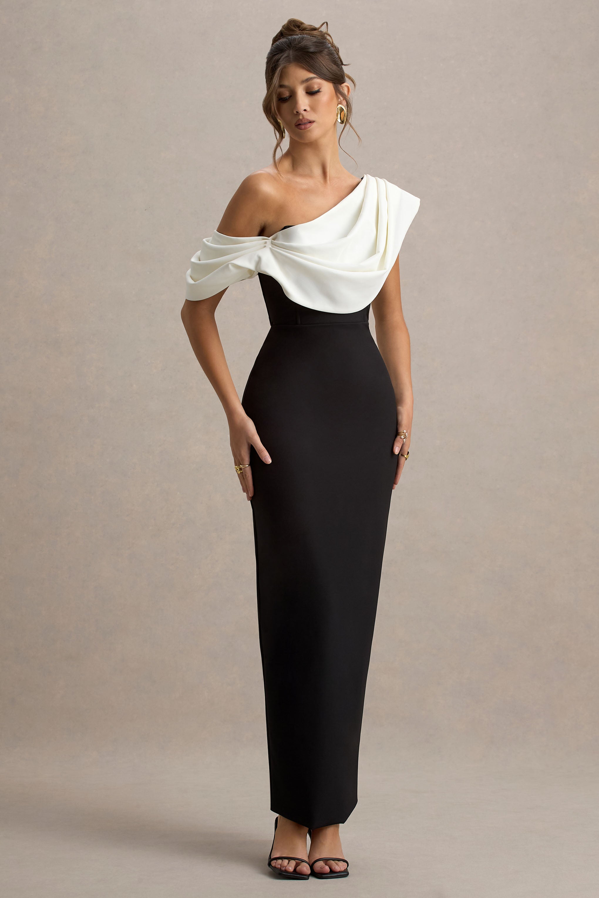 Angelina | Schwarz-Weißes Maxikleid mit drapierter Schulter