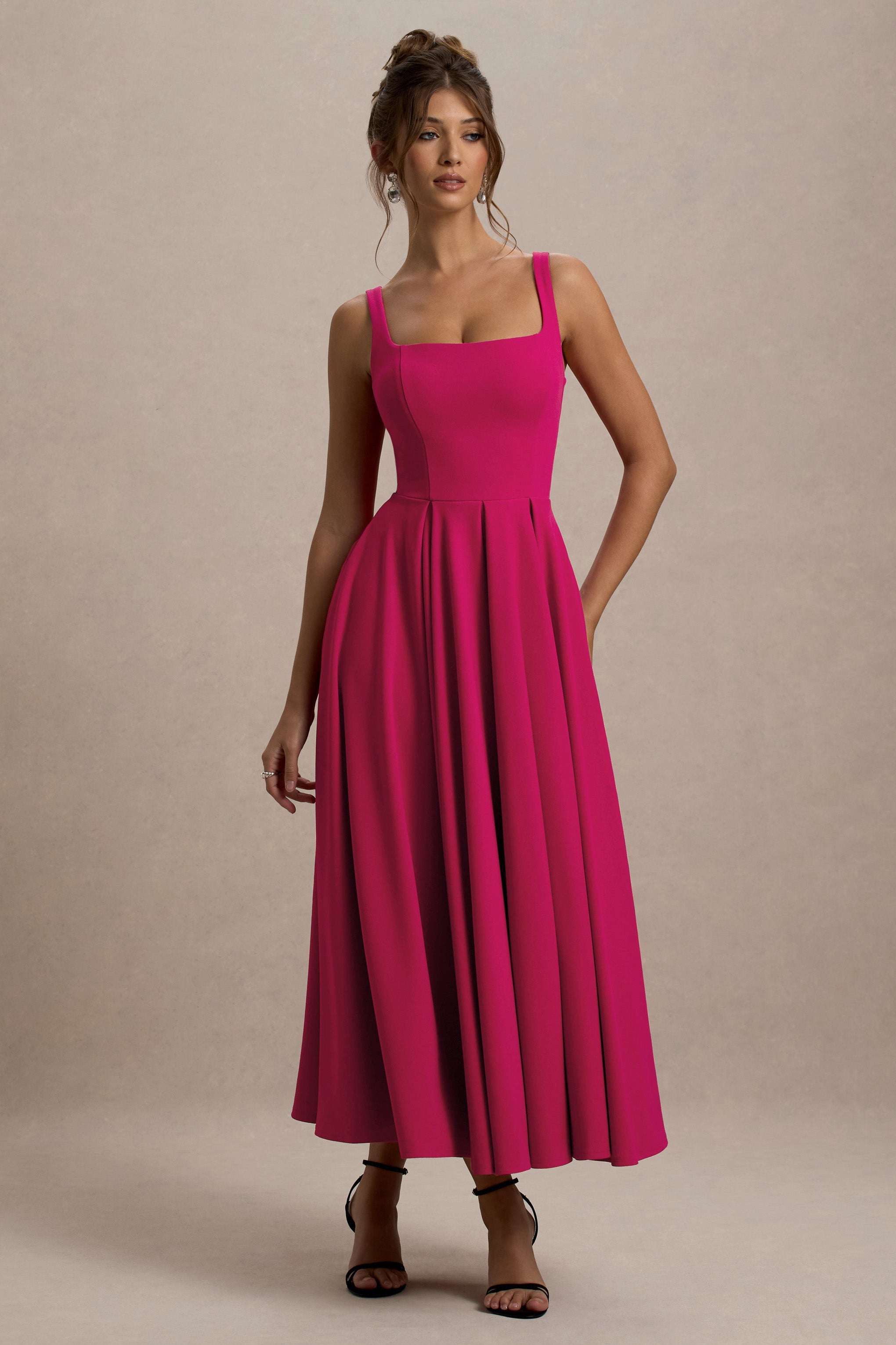 Parina | Knallpinkfarbenes Midikleid mit Trägern und Volantsaum