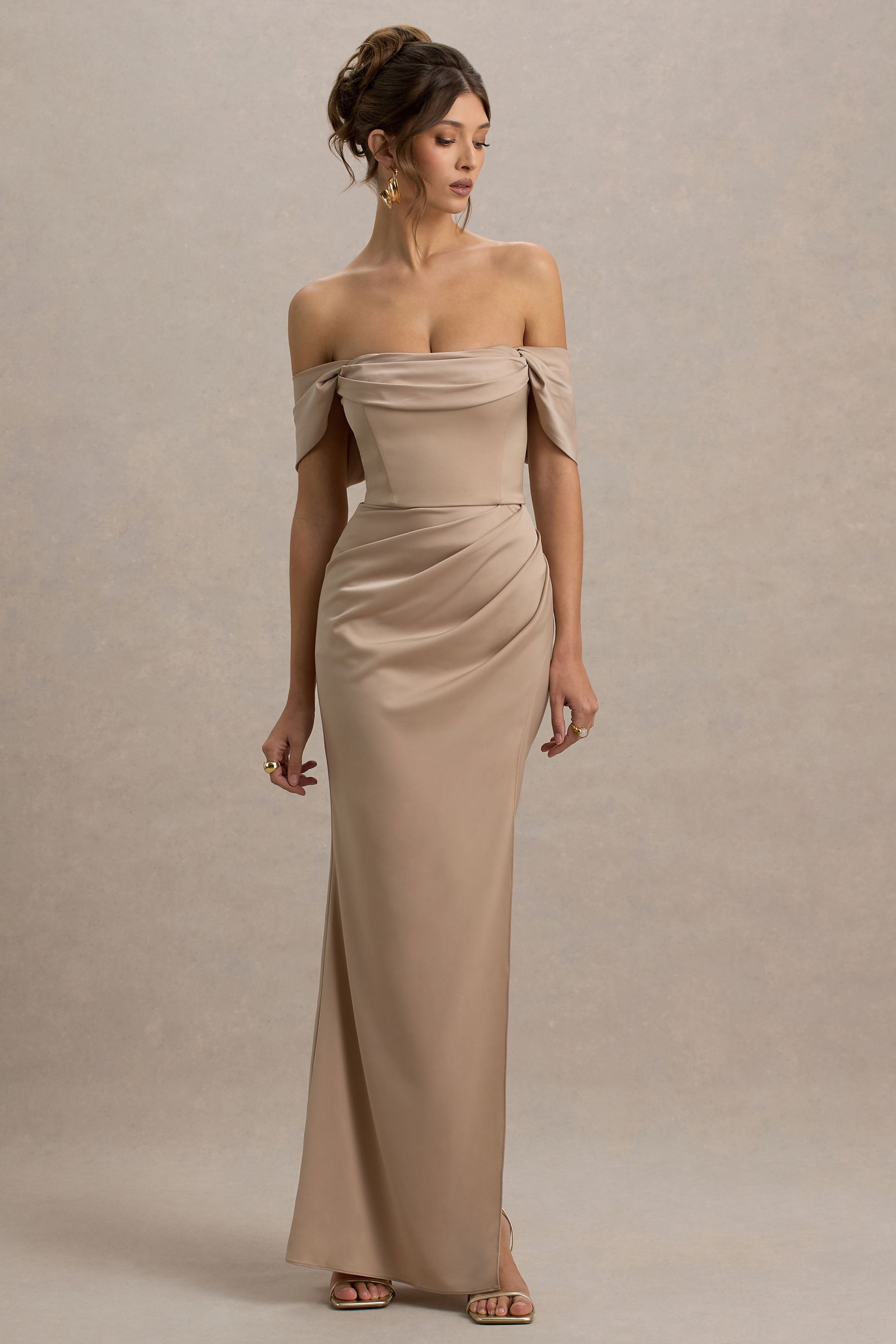Annie | Champagnerfarbenes Satin-Bardot-Maxikleid mit Wickelrock und Seitenschlitz