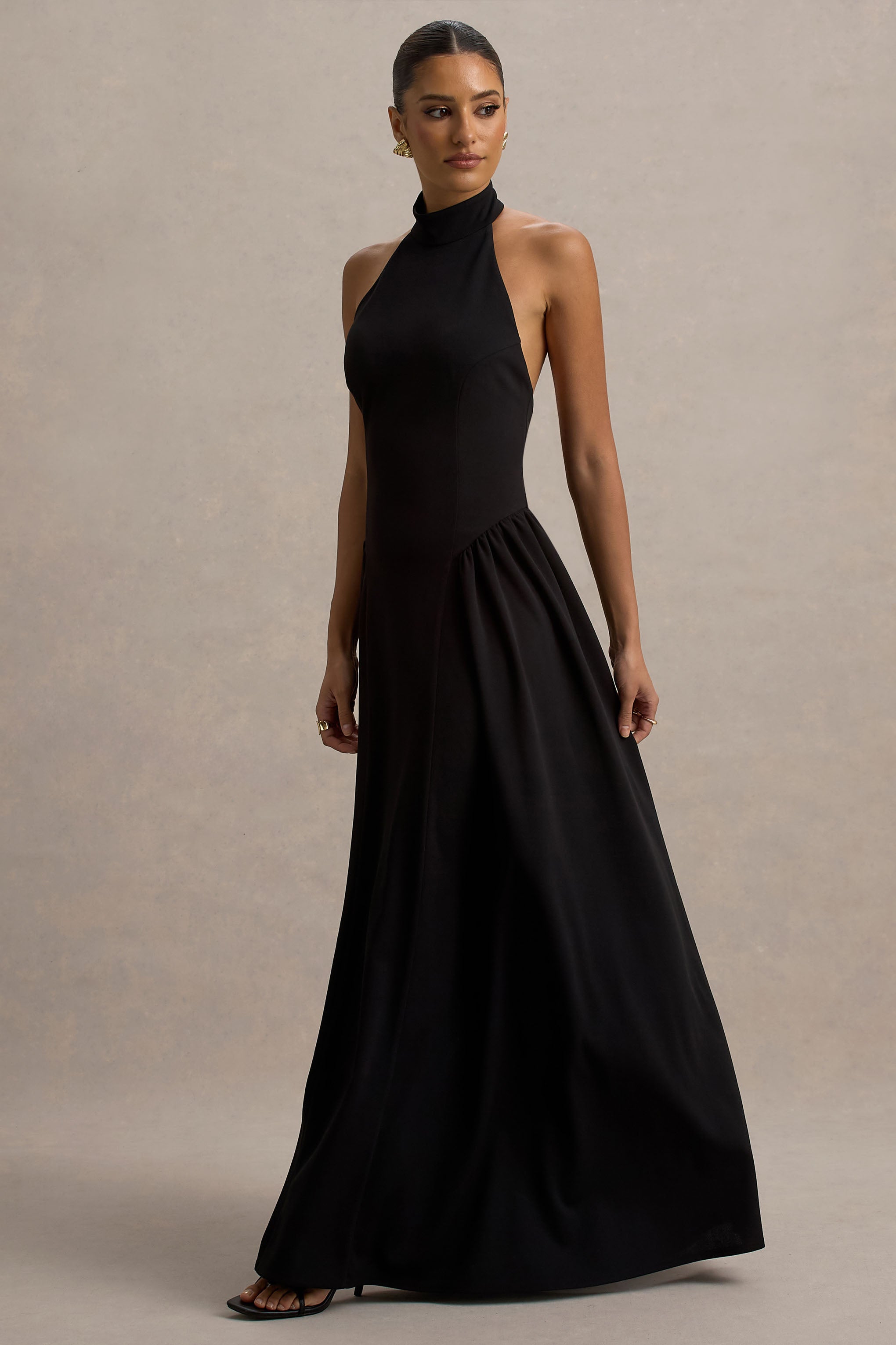 Cynthia | Schwarzes Maxikleid mit hohem Ausschnitt und voluminösem Rock