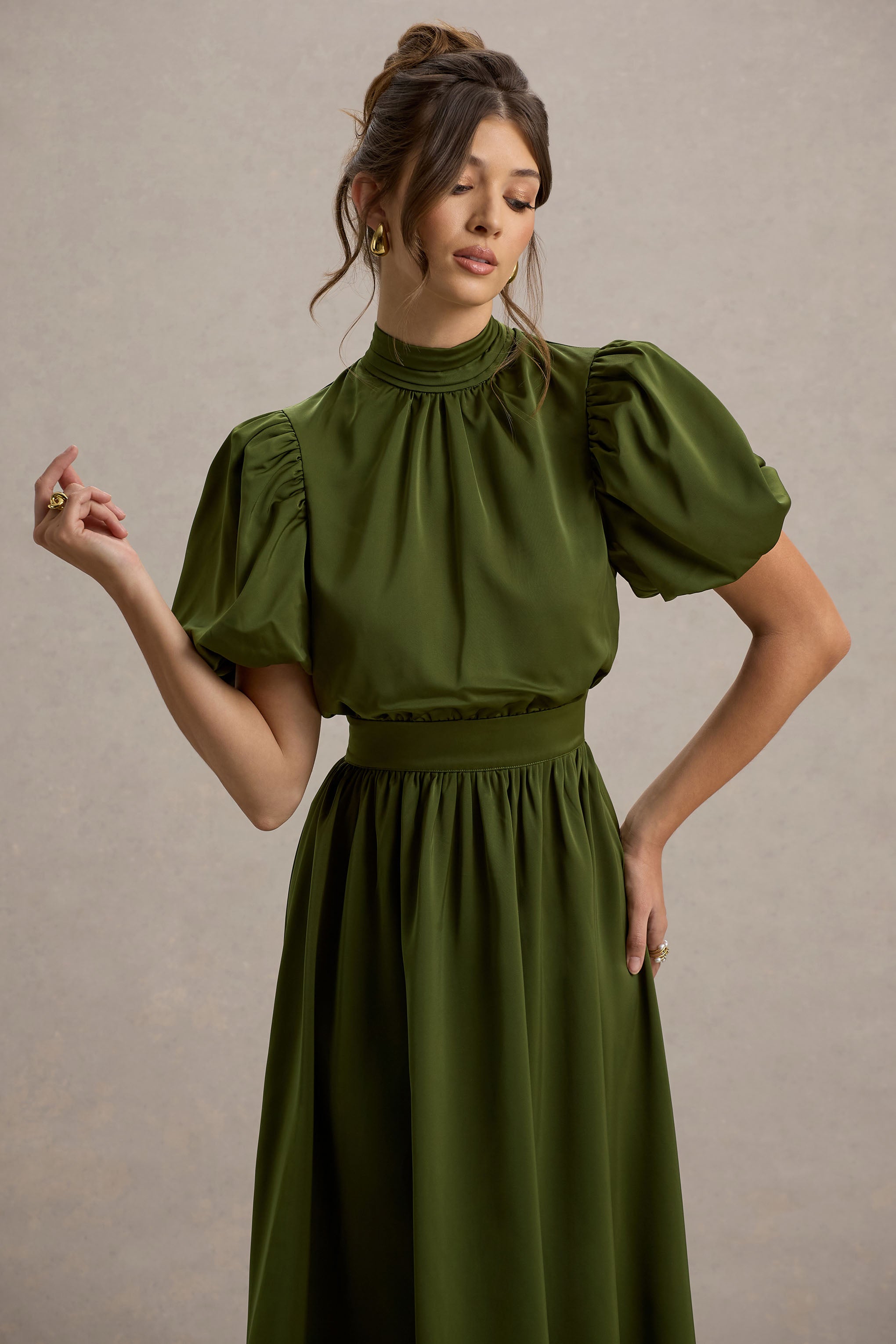 Persea | Olivenfarbenes Satin-Midikleid mit Puffärmeln und Schleife