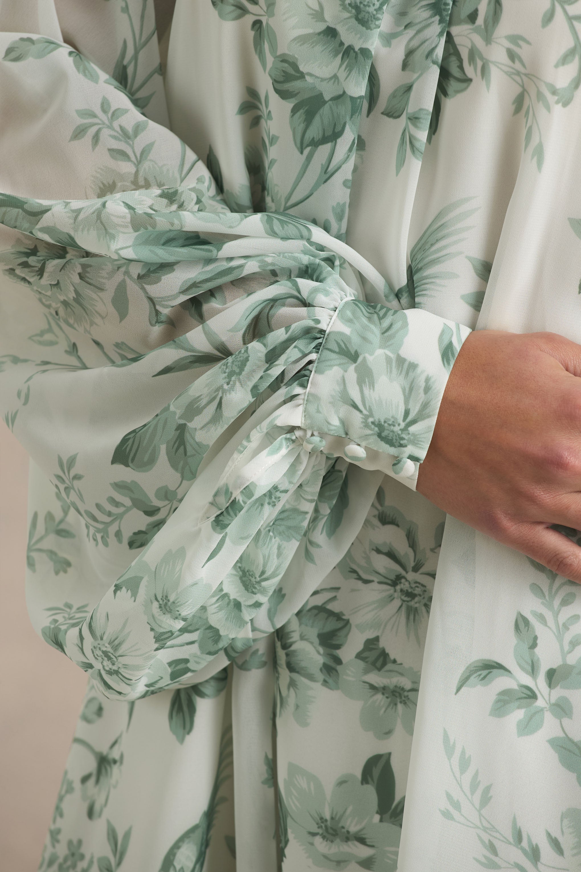 Delphia | Grünes Maxikleid mit Blumenmuster und hohem Ausschnitt
