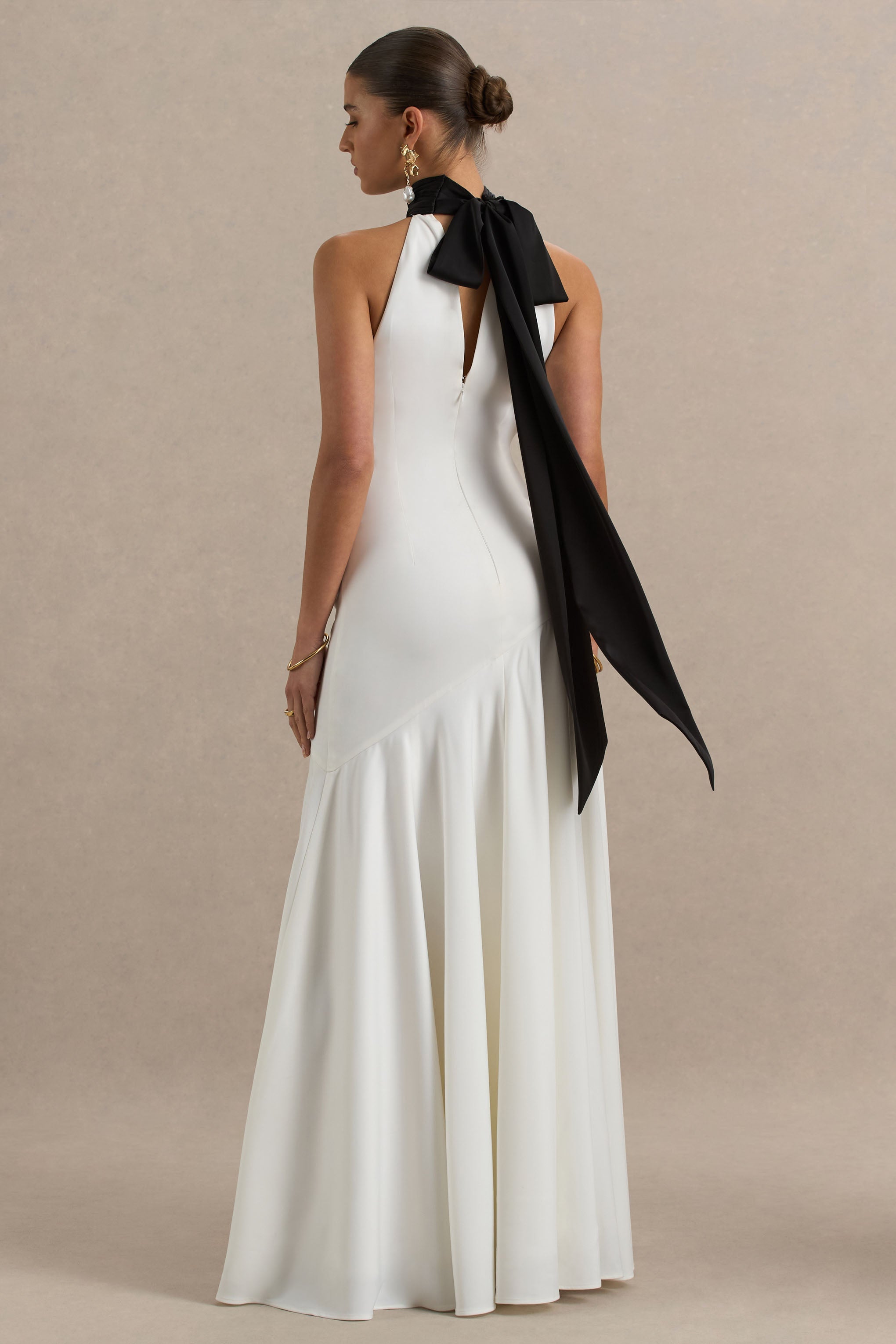 Luscious | Weiß-Schwarzes Maxikleid mit hohem Ausschnitt, Taillenabfall und Schleifendetail