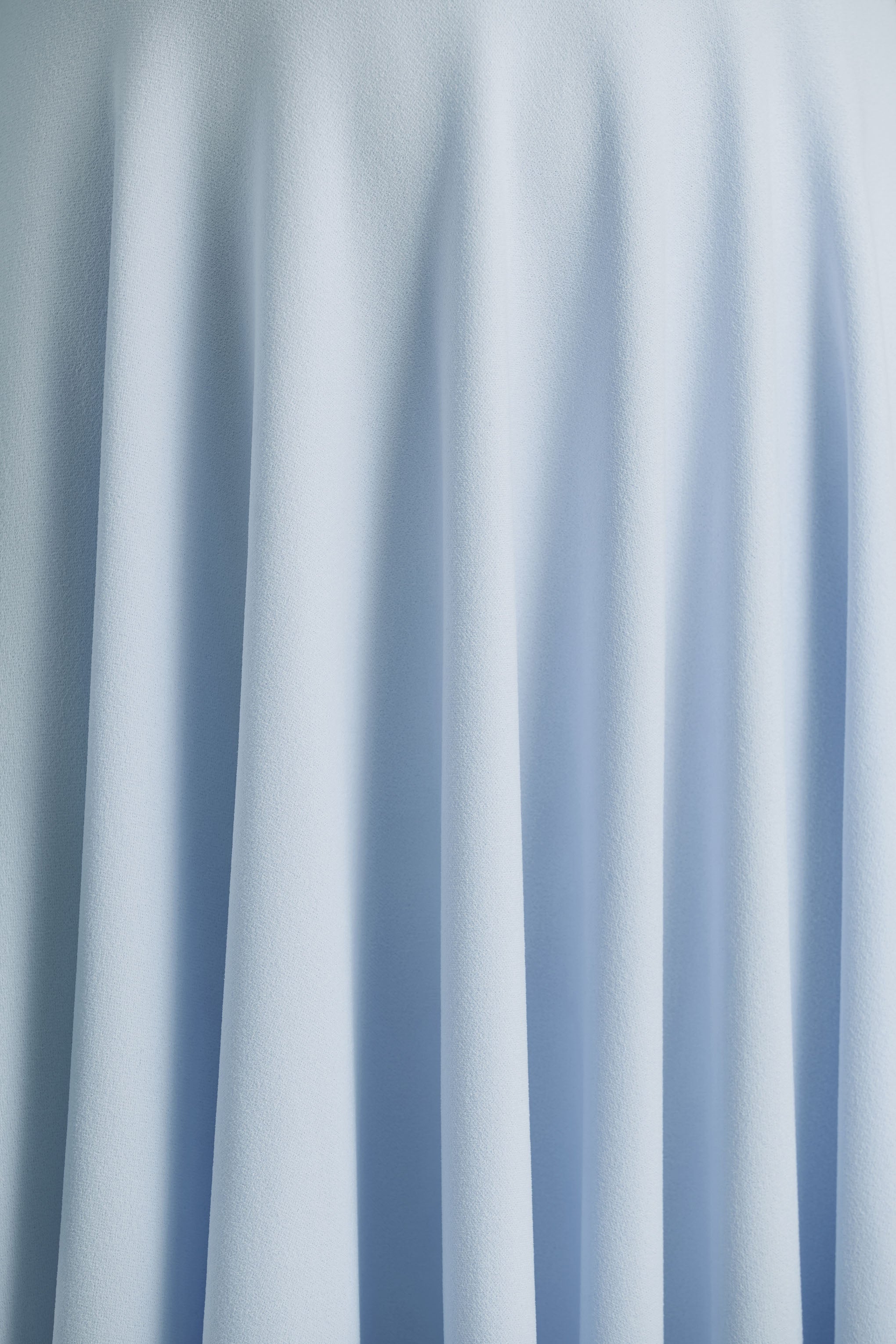 Vicky | Puderblaues Midikleid mit hohem Kragen und Puffärmeln.