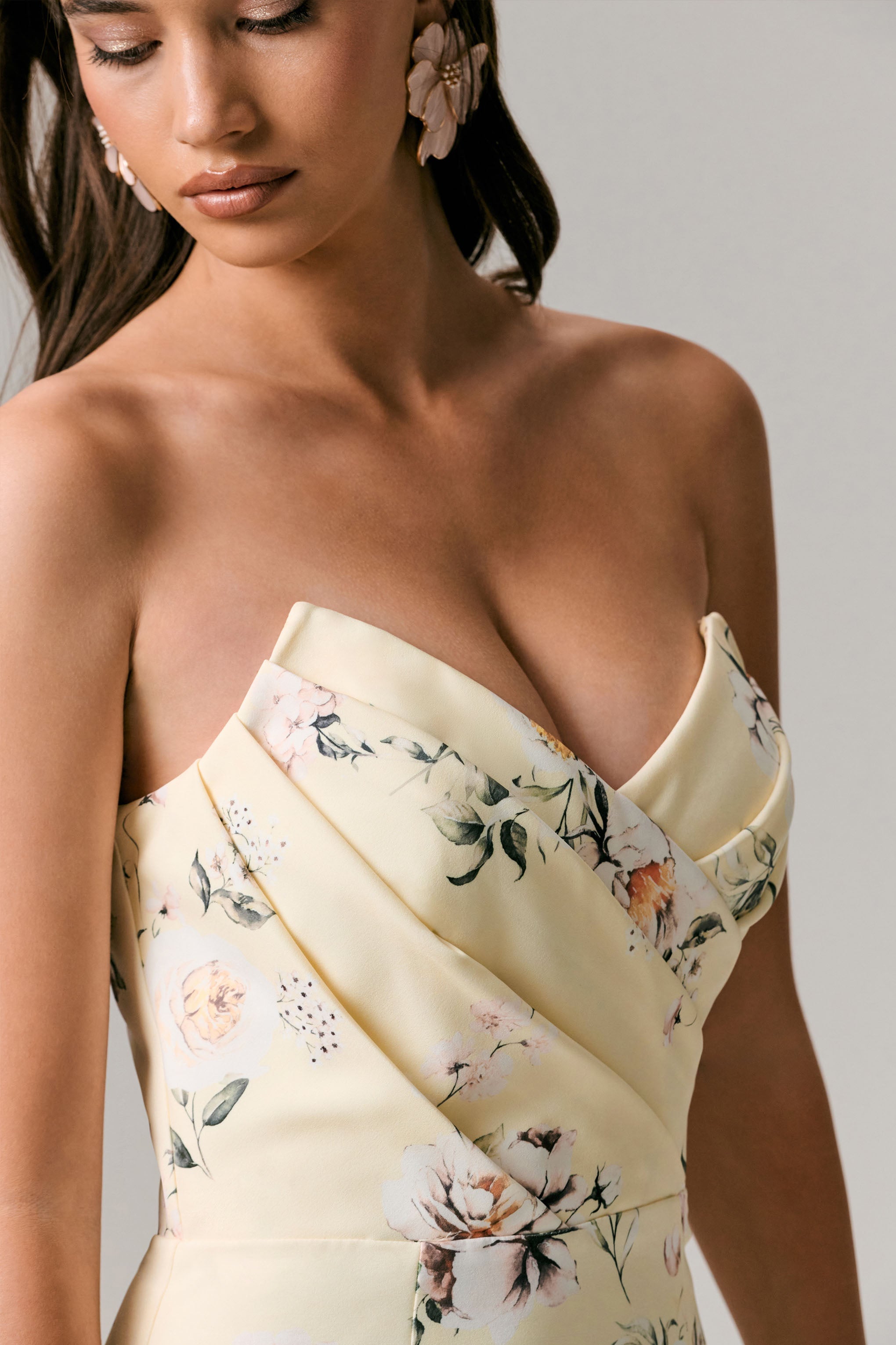 Fierce | Asymmetrisches Maxikleid mit Zitronenprint und Raffung