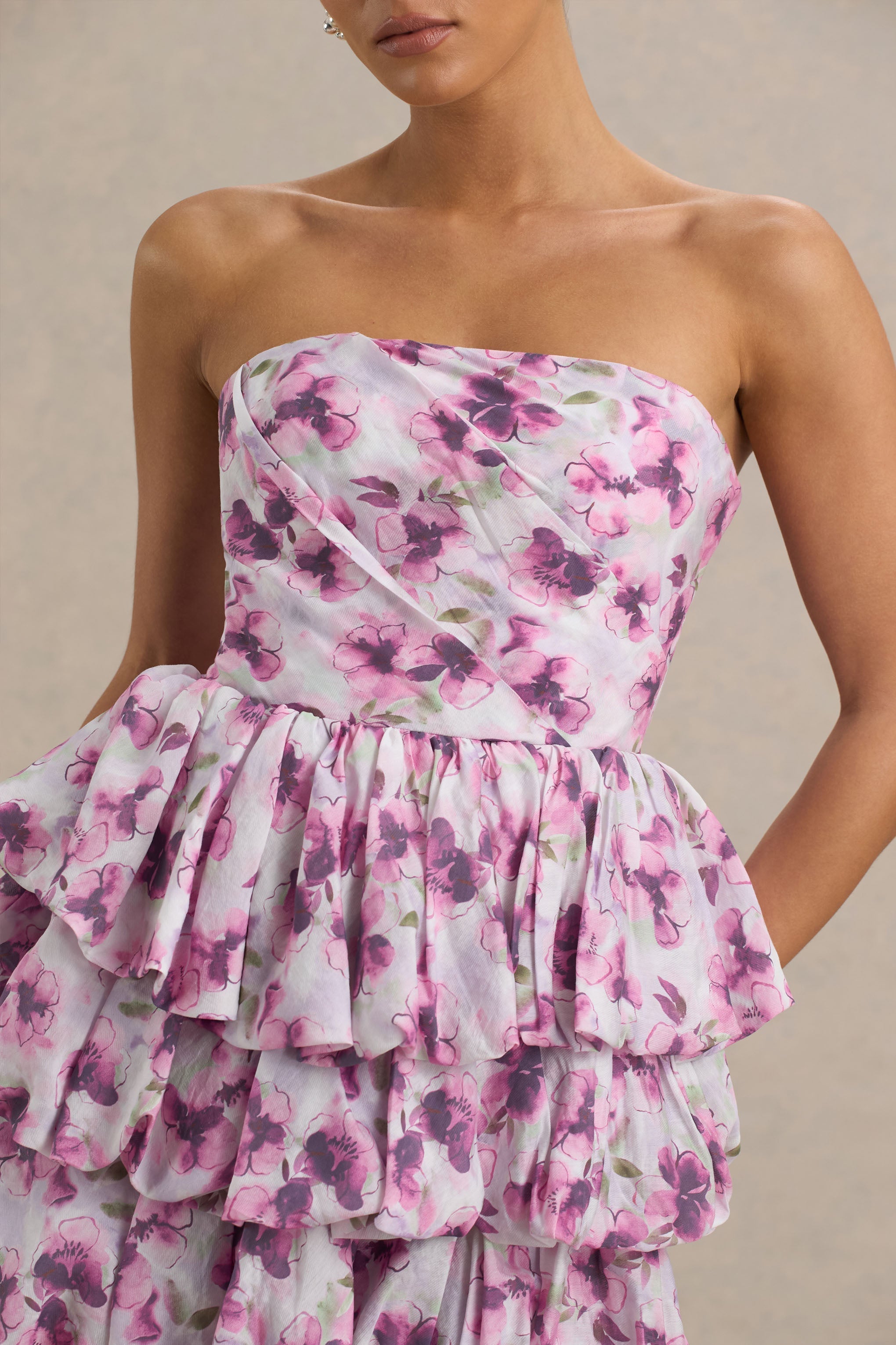 Swirl | Cremefarbenes, geblümtes Bandeau-Puffball-Minikleid mit Rüschendetails.