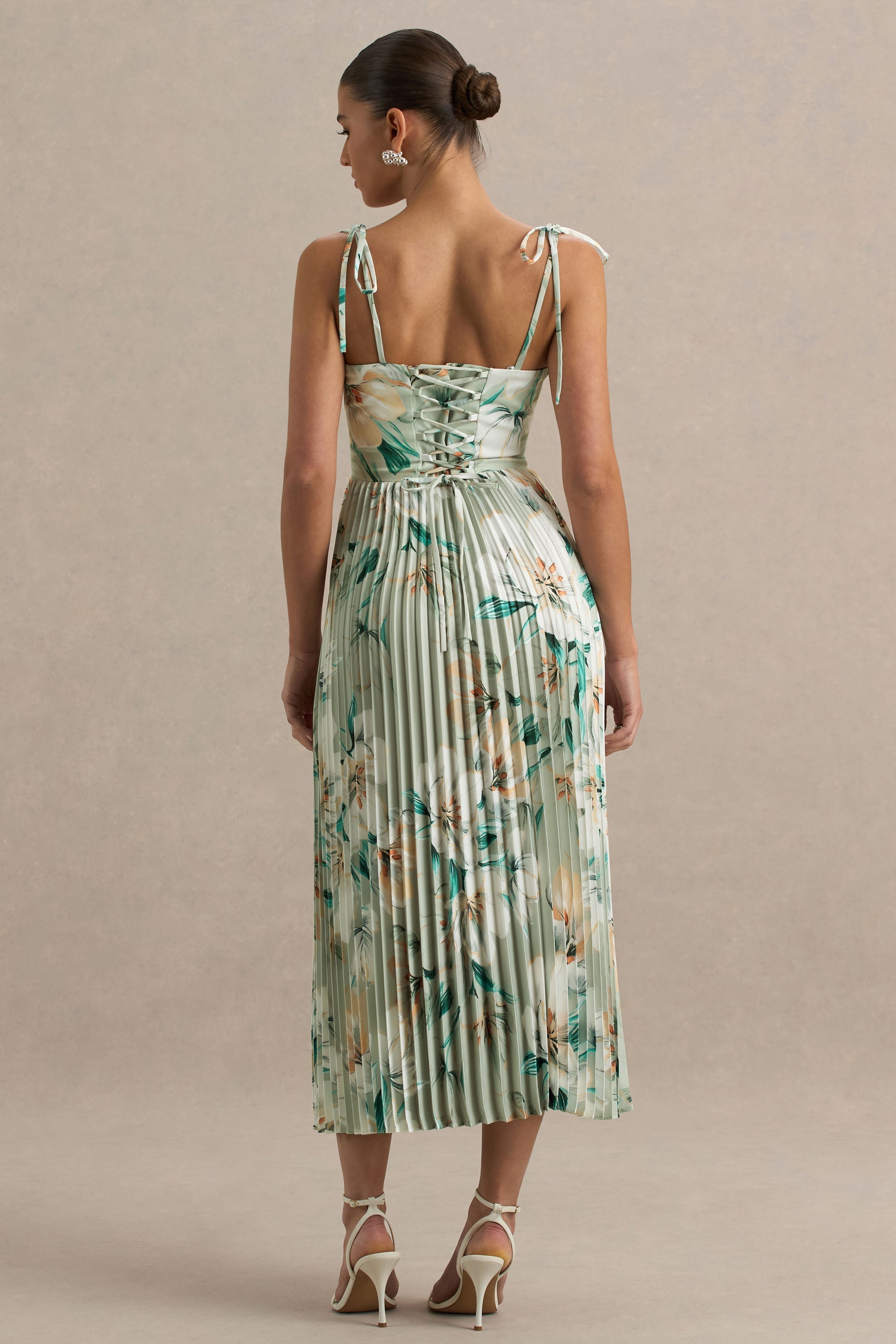 Peyton | Grünes Satin-Midikleid mit Blumenmuster und herzförmigem Ausschnitt sowie plissierten Details.