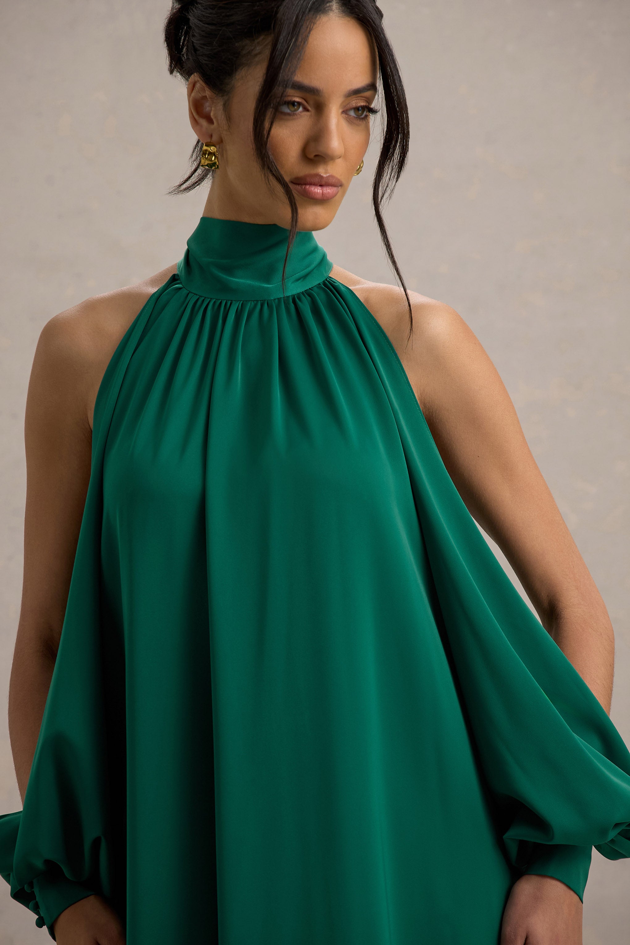 Baila | Flaschengrünes Satin-Maxikleid mit hohem Kragen und Cape-Ärmeln.